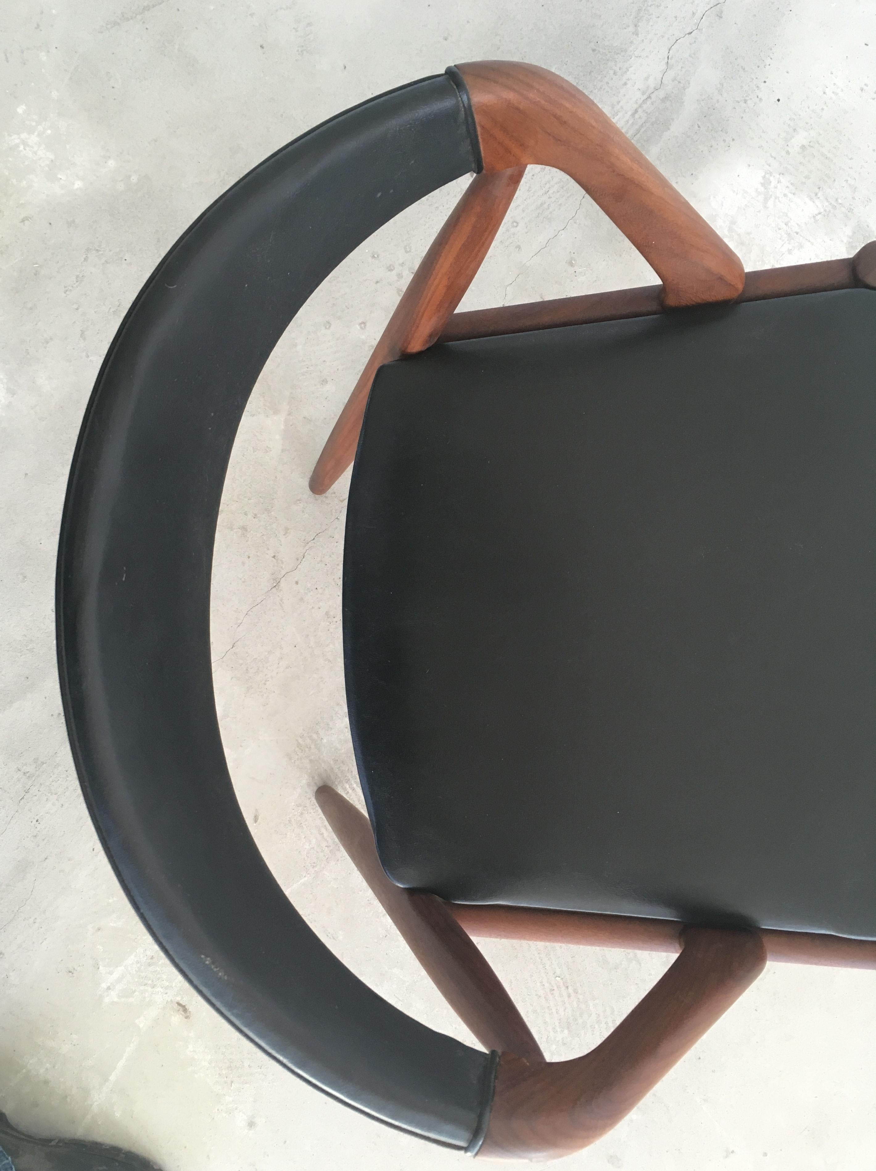 Metà XX secolo Sedie da pranzo Kai Kristiansen del 1960 completamente restaurate in teak e pelle nera in vendita