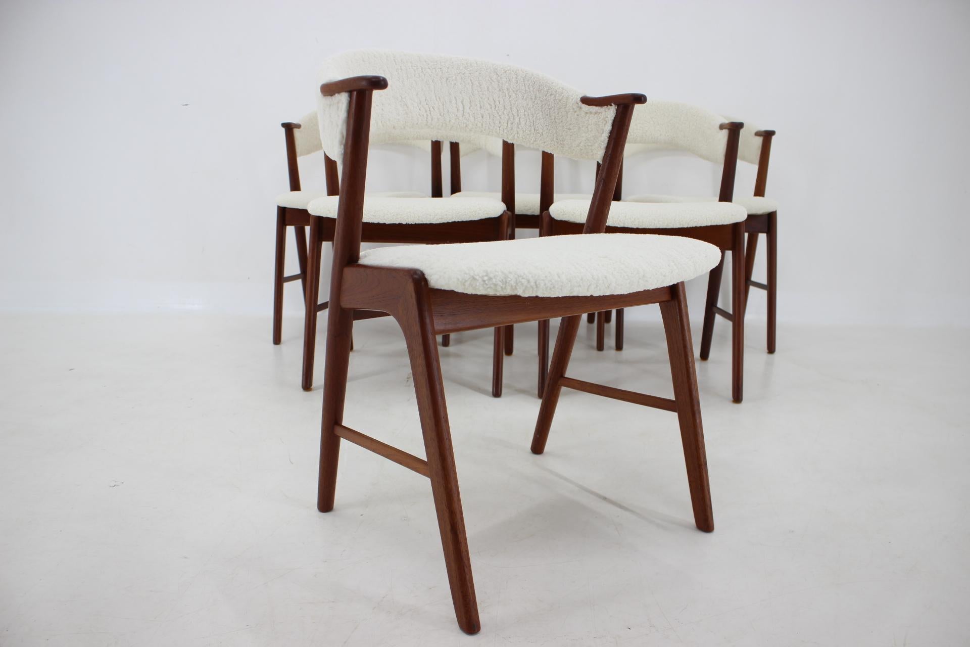 Milieu du XXe siècle Kai Kristiansen ensemble de 6 chaises de salle à manger en teck modèle 32 en tissu de peau de mouton, années 1960 en vente