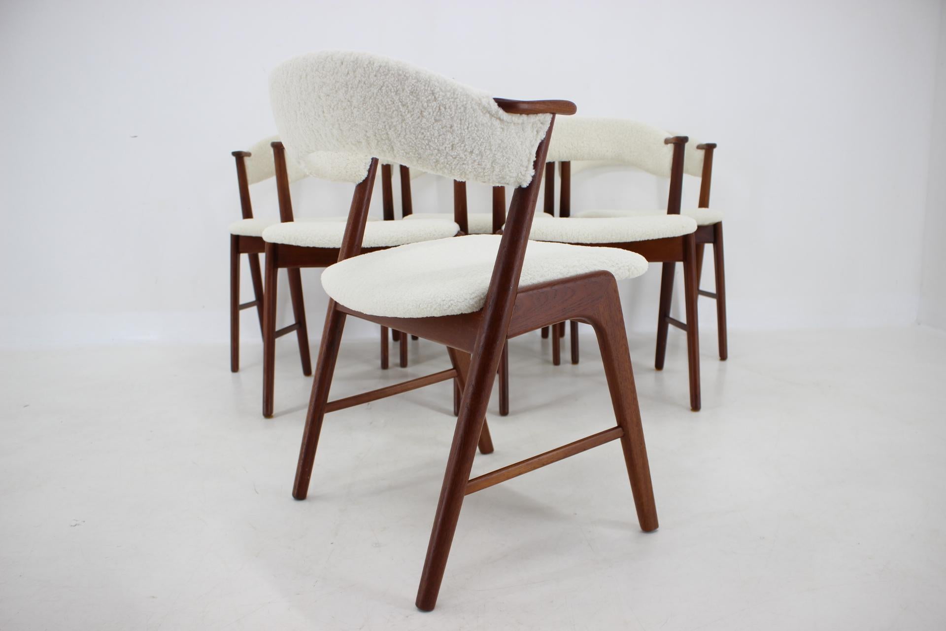 Kai Kristiansen ensemble de 6 chaises de salle à manger en teck modèle 32 en tissu de peau de mouton, années 1960 en vente 1