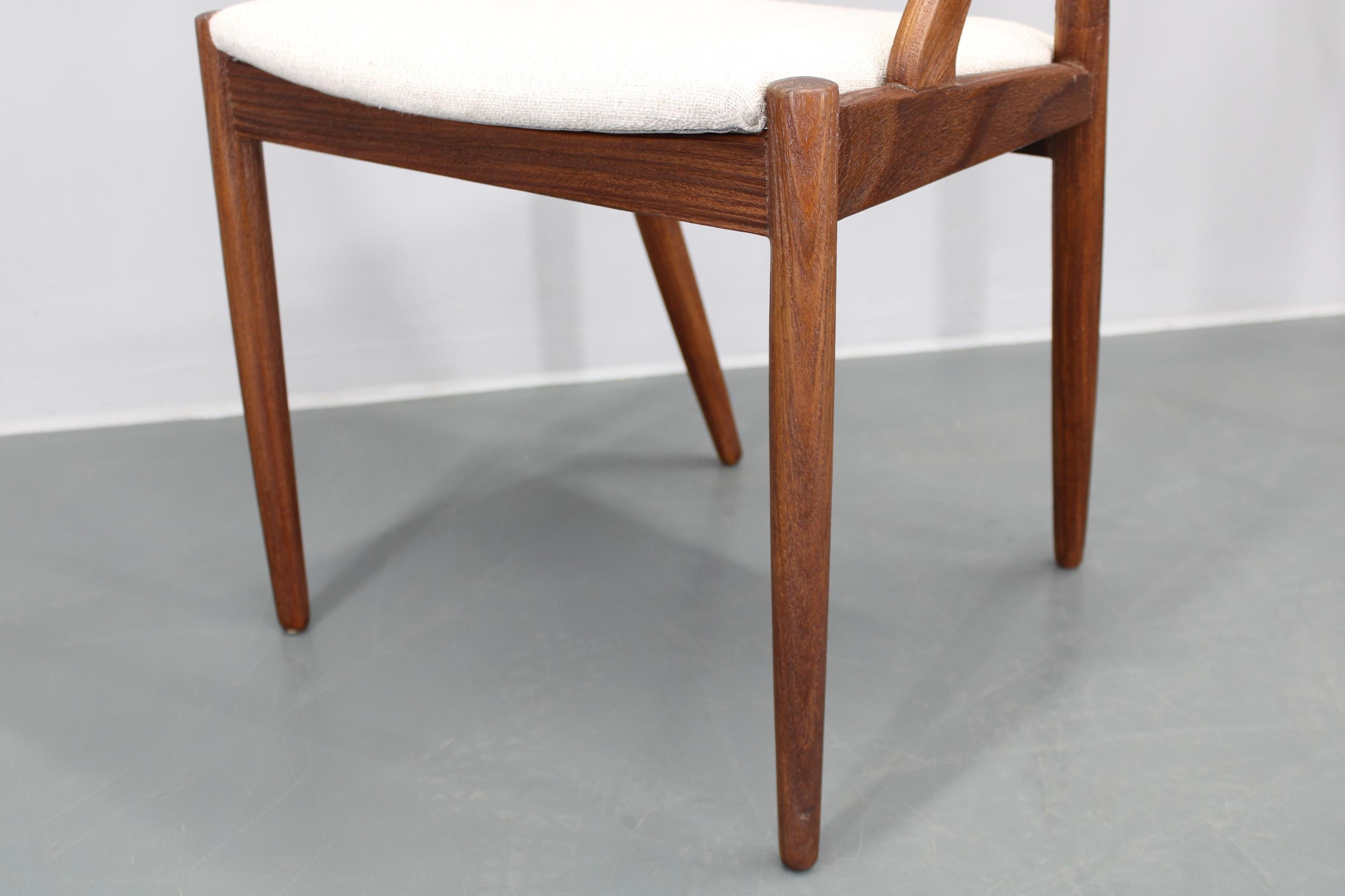 1960s Kai Kristiansen Set of Four Restored Teak Dining Chairs (Ensemble de quatre chaises de salle à manger en teck restaurées) en vente 3