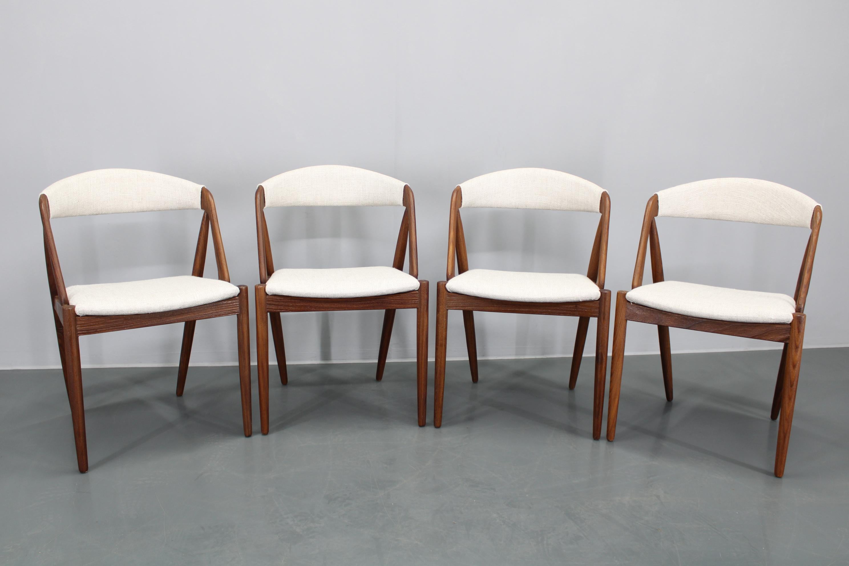 Mid-Century Modern 1960s Kai Kristiansen Set of Four Restored Teak Dining Chairs (Ensemble de quatre chaises de salle à manger en teck restaurées) en vente