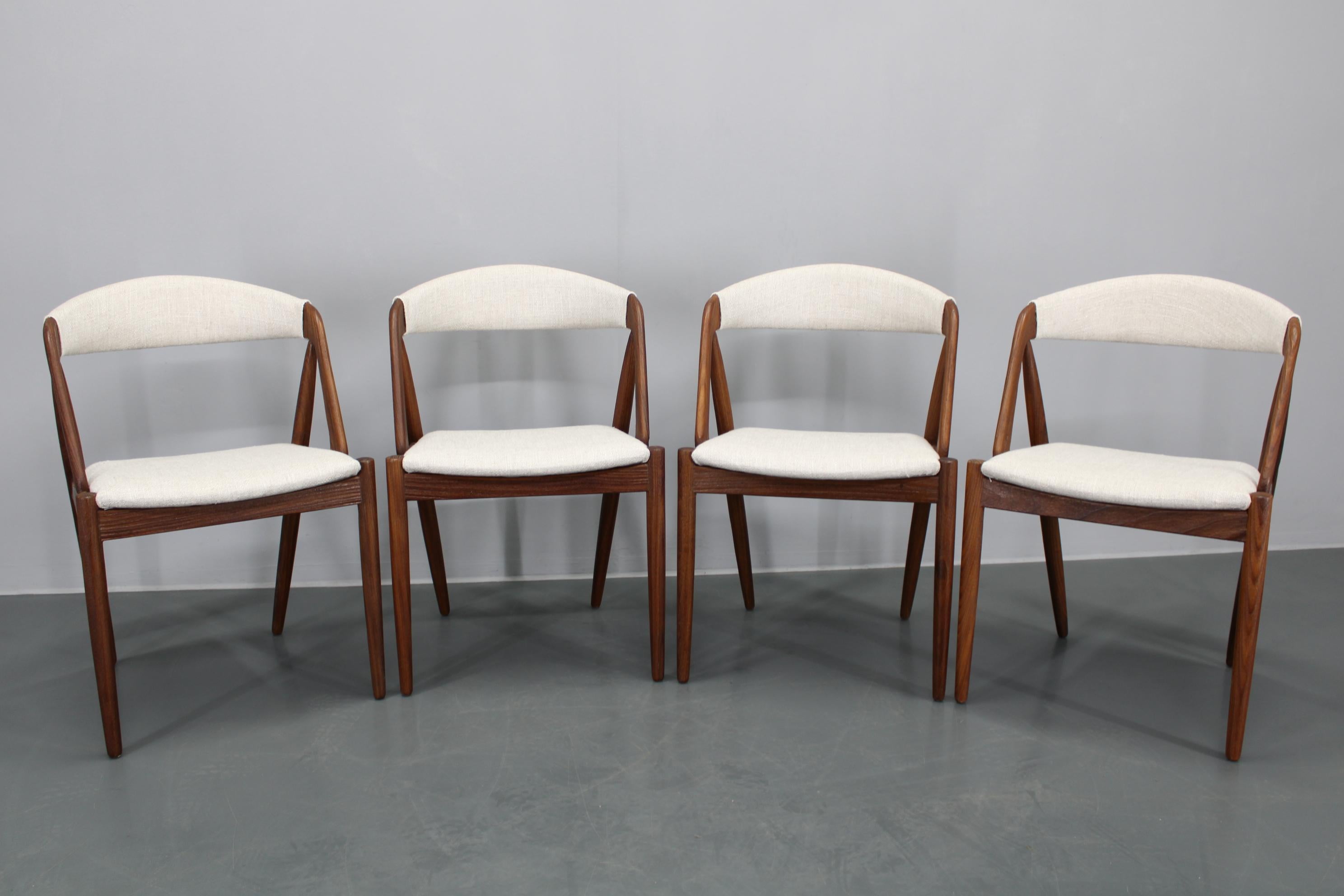 Danois 1960s Kai Kristiansen Set of Four Restored Teak Dining Chairs (Ensemble de quatre chaises de salle à manger en teck restaurées) en vente