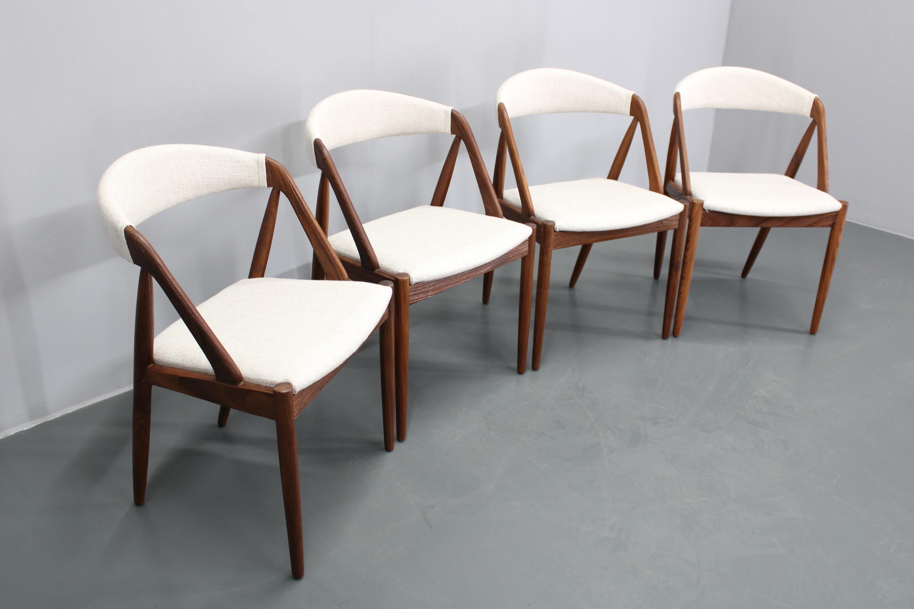 1960s Kai Kristiansen Set of Four Restored Teak Dining Chairs (Ensemble de quatre chaises de salle à manger en teck restaurées) Bon état - En vente à Praha, CZ