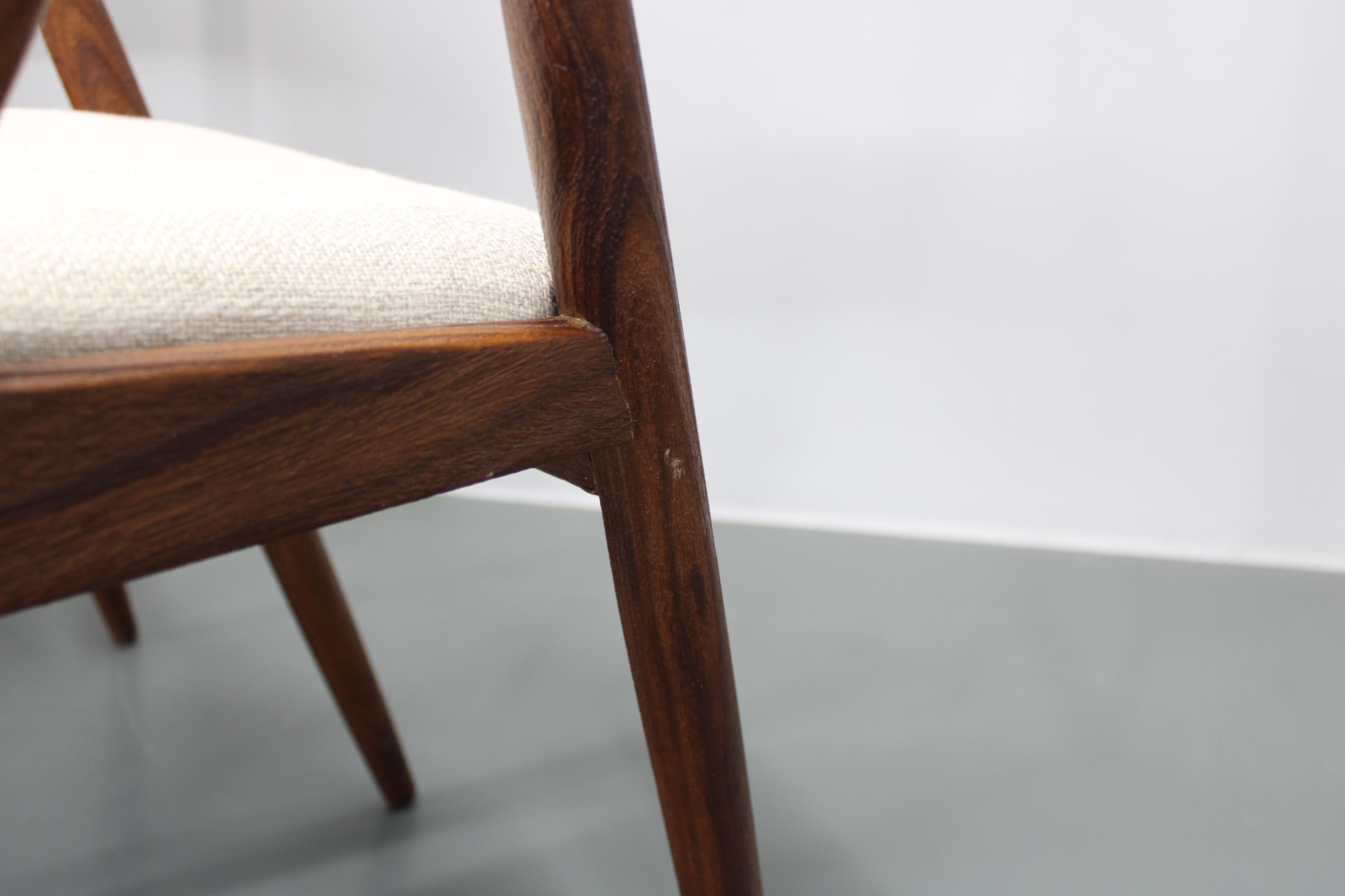 Milieu du XXe siècle 1960s Kai Kristiansen Set of Four Restored Teak Dining Chairs (Ensemble de quatre chaises de salle à manger en teck restaurées) en vente