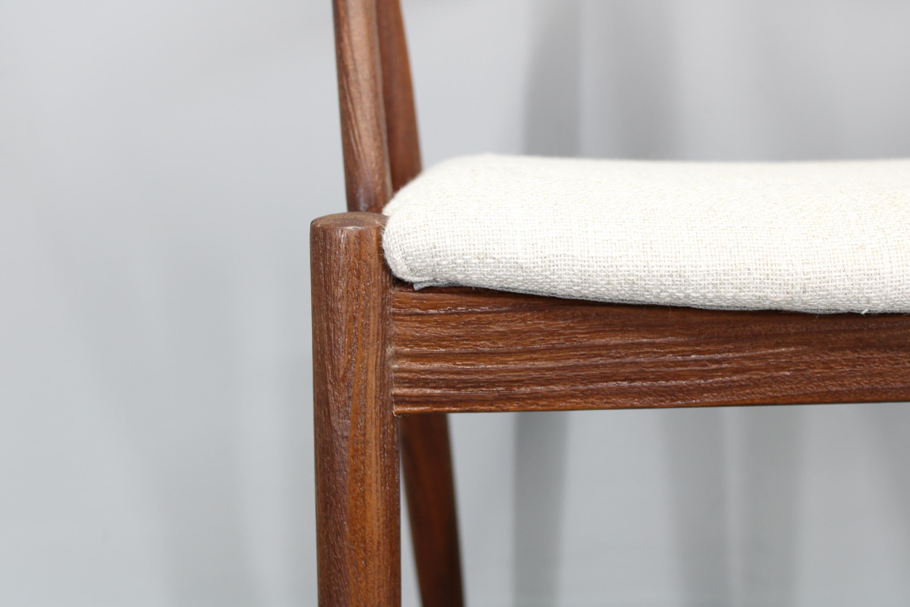 Tissu 1960s Kai Kristiansen Set of Four Restored Teak Dining Chairs (Ensemble de quatre chaises de salle à manger en teck restaurées) en vente