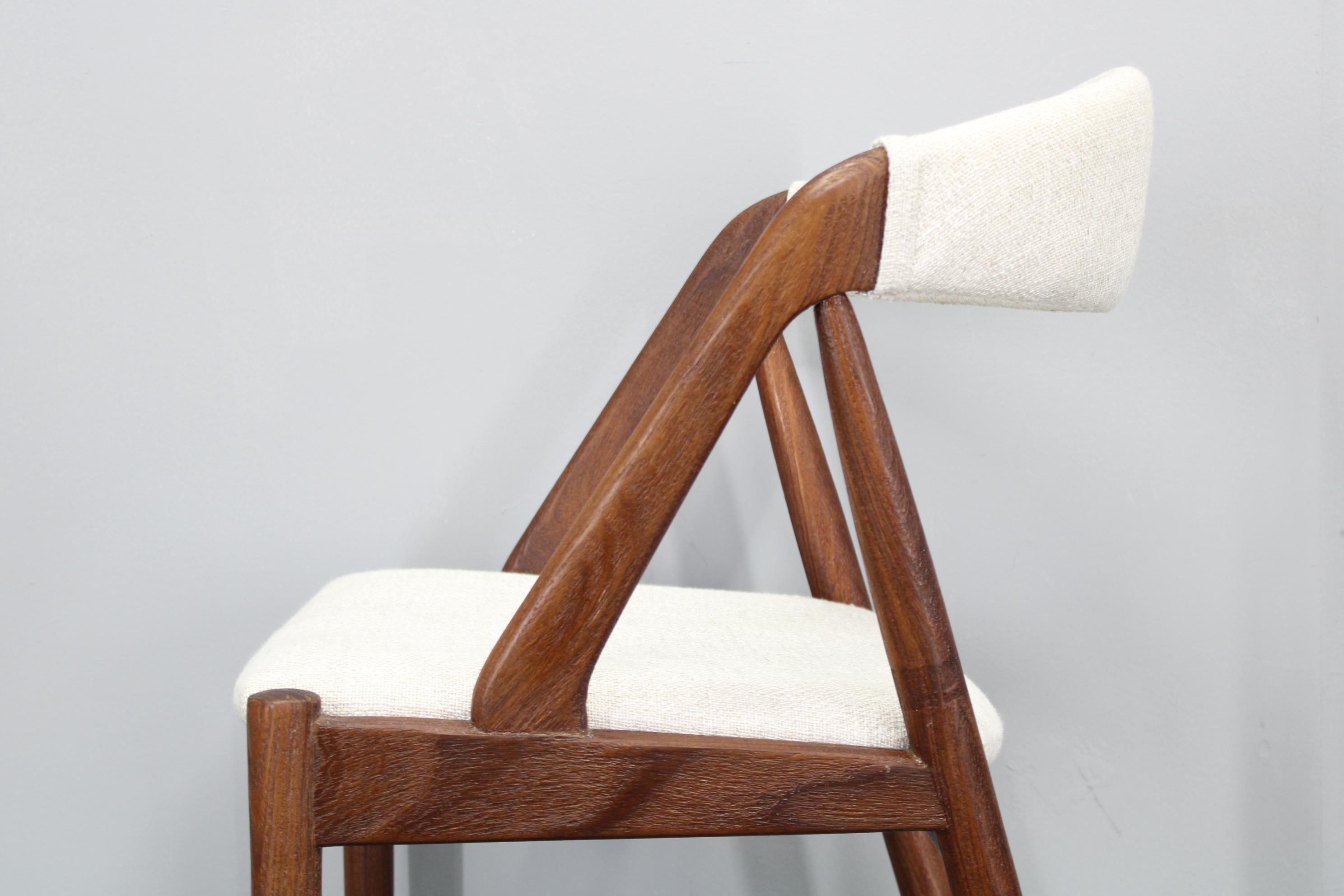 1960s Kai Kristiansen Set of Four Restored Teak Dining Chairs (Ensemble de quatre chaises de salle à manger en teck restaurées) en vente 2