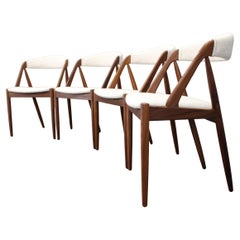 1960 Kai Kristiansen Juego de cuatro sillas de comedor de teca restauradas