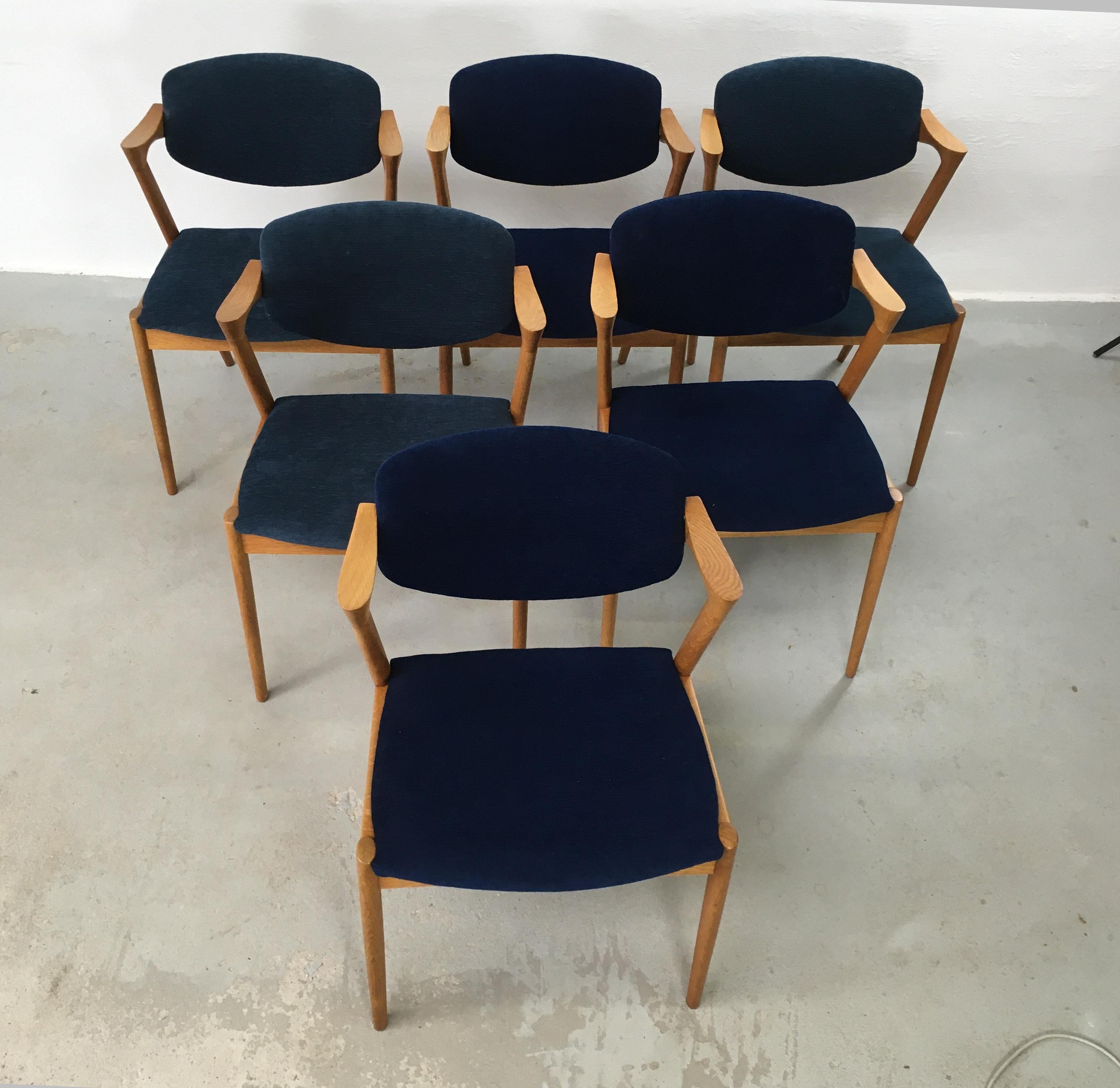 Set of six restored and refinished dining chairs in oak with adjustable backrest by Kai Kristiansen for Schous Møbelfabrik.

The chairs have Kai Kristiansens typical light and elegant design that make them fit in easily where you want them in your