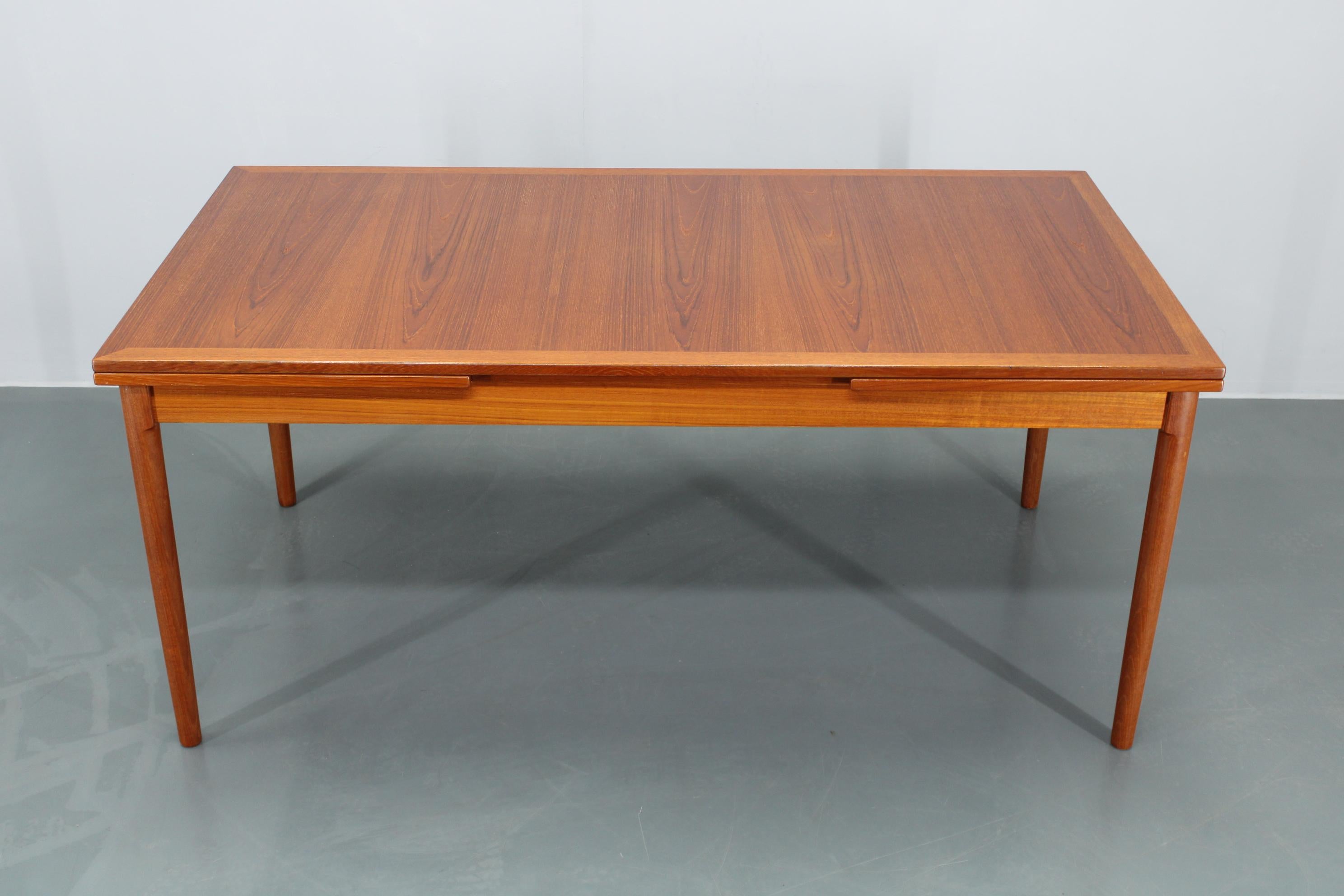 - Carefully refubished 
- Minor signs of use 
- 275 cm of length with opened leaves