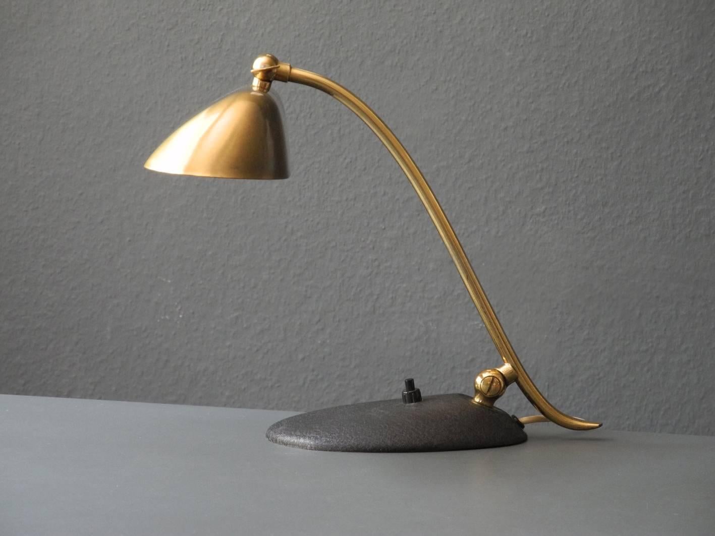 Exceptional 1960s Kaiser heavy brass desk lamp with metal base in black shrink lacquer. Also ideal as a reading and bedside lamp.
Shade and neck stepless adjustable.
Great minimalistic design with many details and very high quality.
100% original