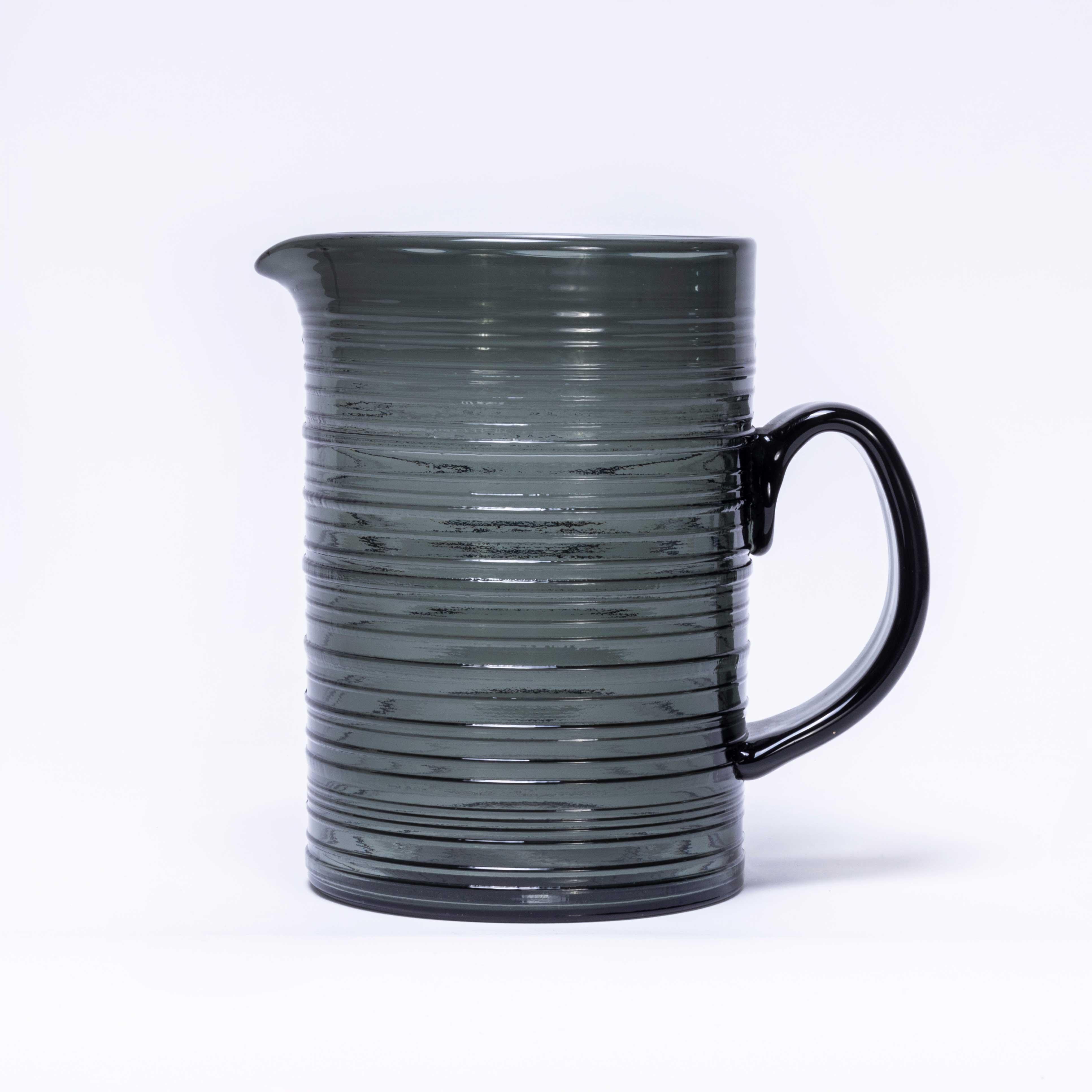 1960’s Kaj Franck Nuutajarvi Rustica pitcher – mouth blown
1960’s Kaj Franck Nuutajarvi Rustica Pitcher. Designed by Kaj Franck, executed by Nuutajärvi Notsjö in Finland. In very good condition.

Workshop report
Our workshop team inspect every