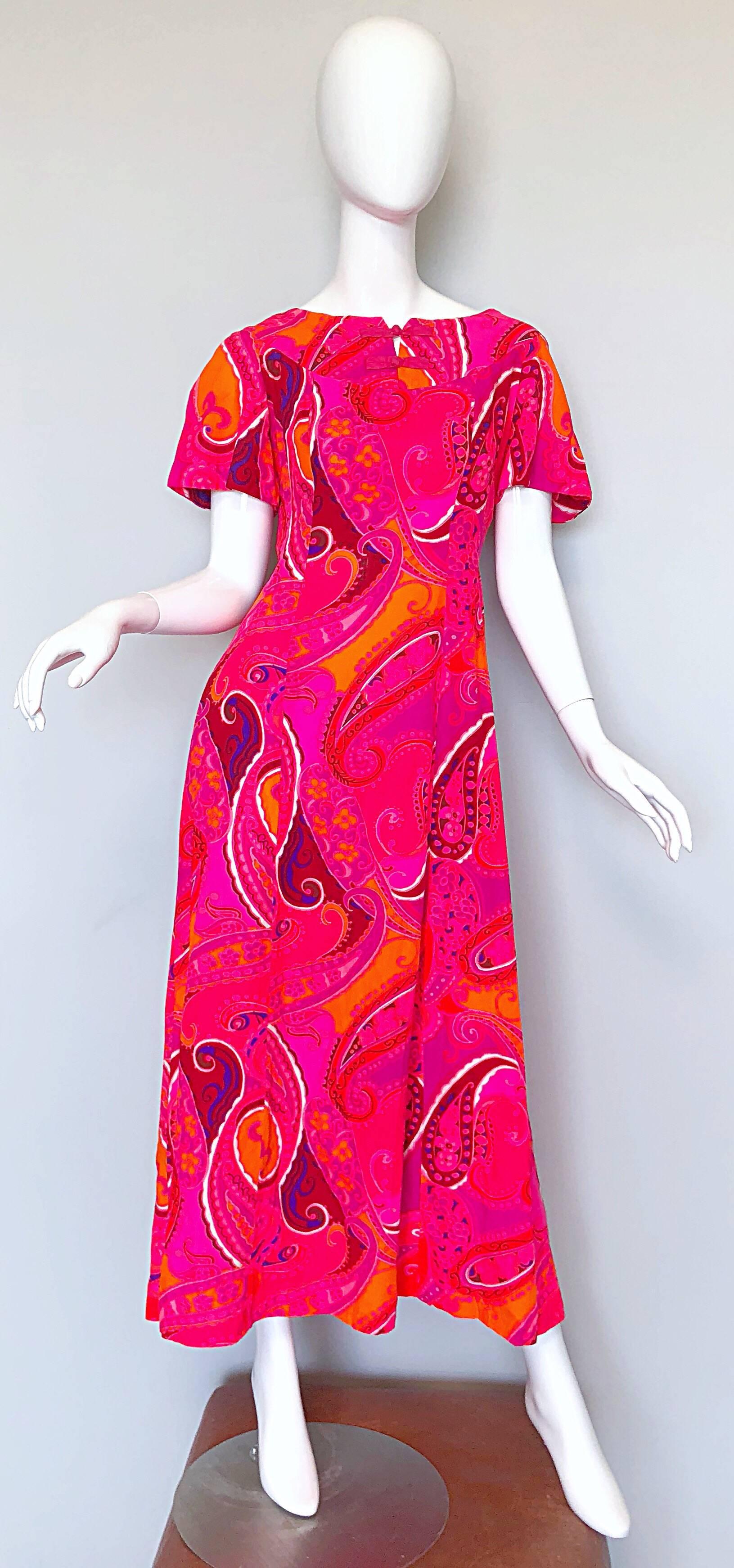 Machen Sie eine lustige Aussage in diesem seltenen 60er Jahre KAMEHAMEHA original hawaiianischen Kurzarm Maxikleid Kaftan! Weiches Baumwollmischgewebe mit einem unglaublichen Paisleymuster. Kräftige Farben in Pink, Orange, Fuchsia, Lila und
