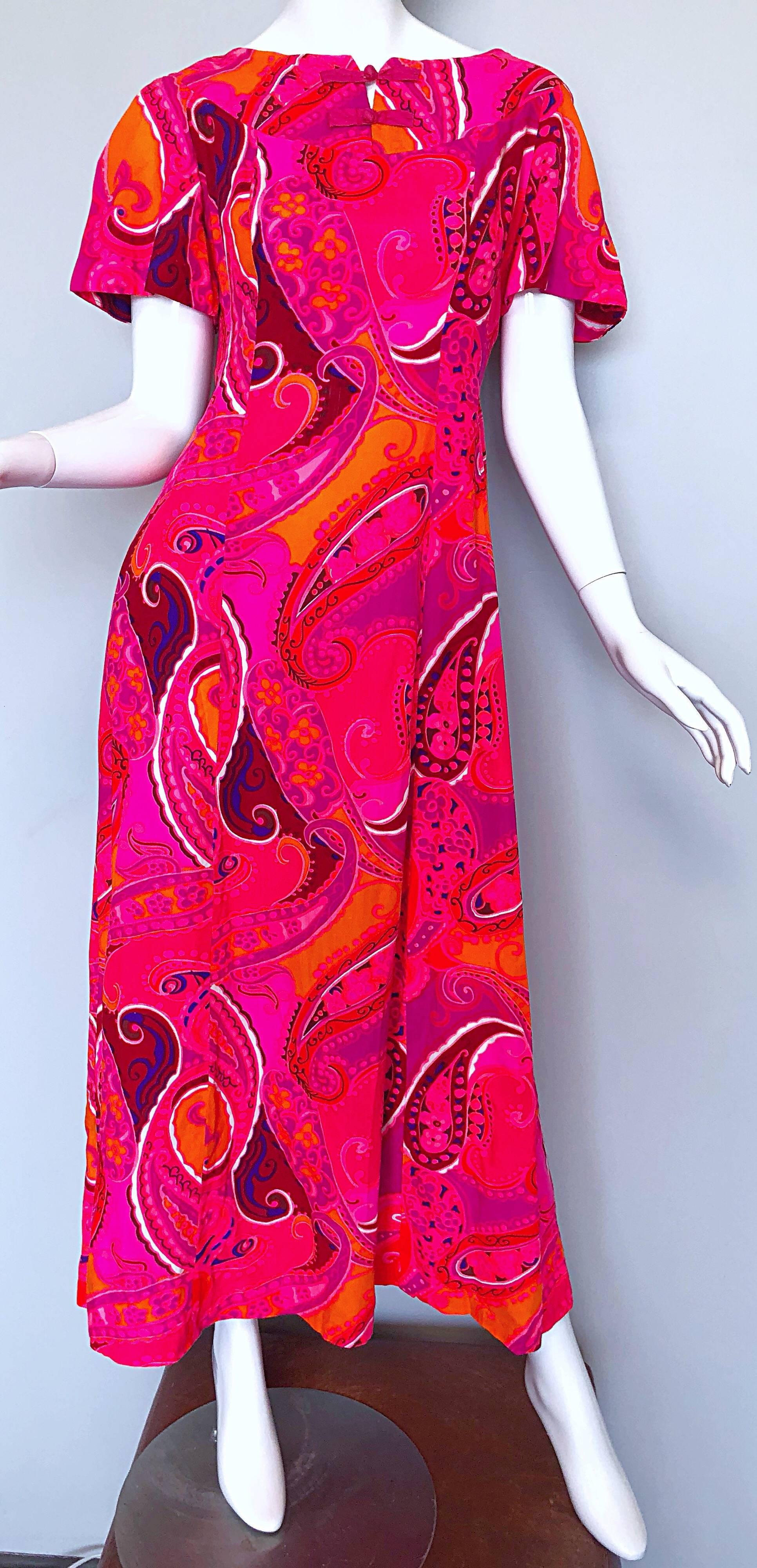 1960s Kamehameha Hot Pink + Orange Paisley Print Short Sleeve Vintage Maxi Dress In Excellent Condition For Sale In San Diego, CA