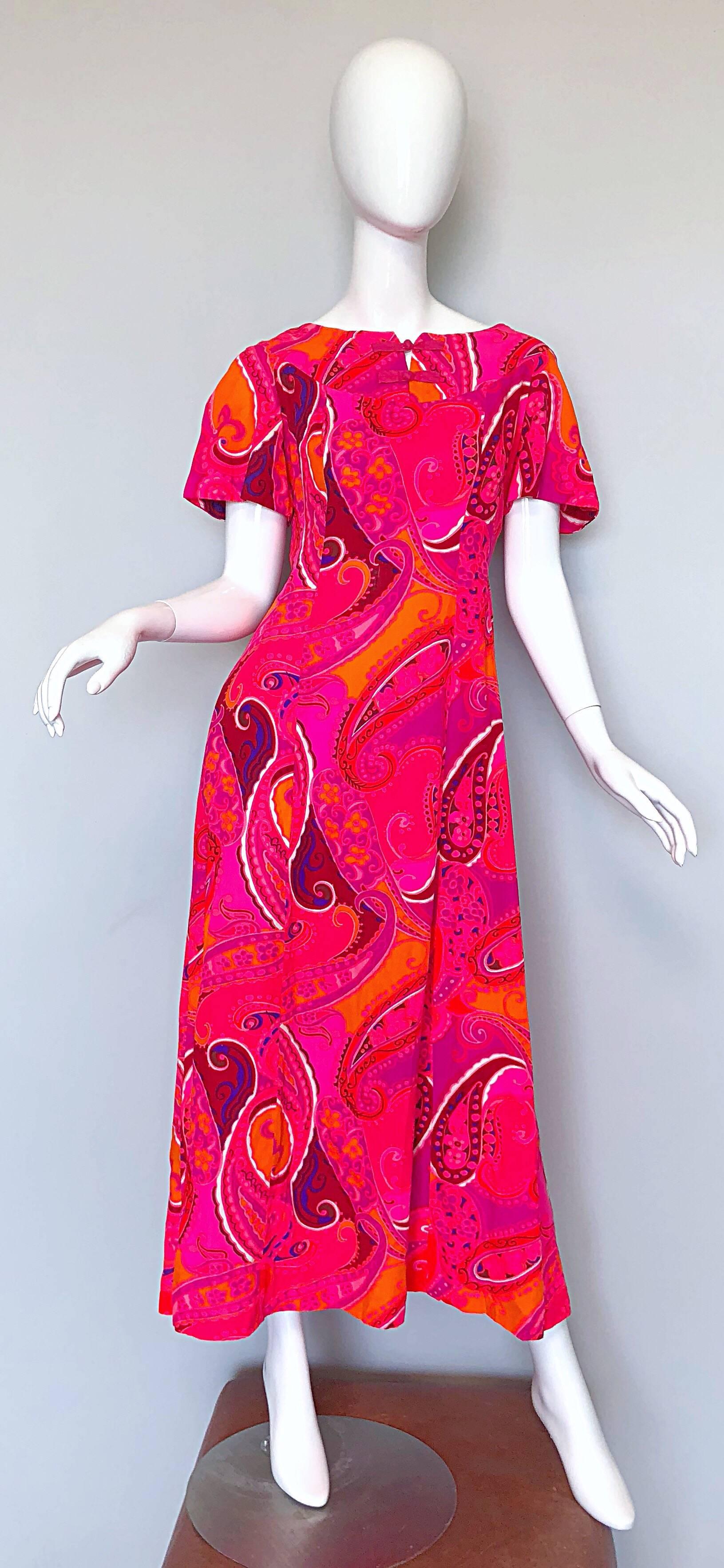 1960s Kamehameha Hot Pink + Orange Paisley Print Short Sleeve Vintage Maxi Dress For Sale 1