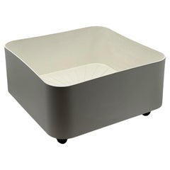 1960s Kartell Planter 4682 by Anna Castelli Ferrieri, Italy – Off-White Plastic 1960s Kartell Planter 4682 by Anna Castelli Ferrieri, Italy – Off-White Plastic