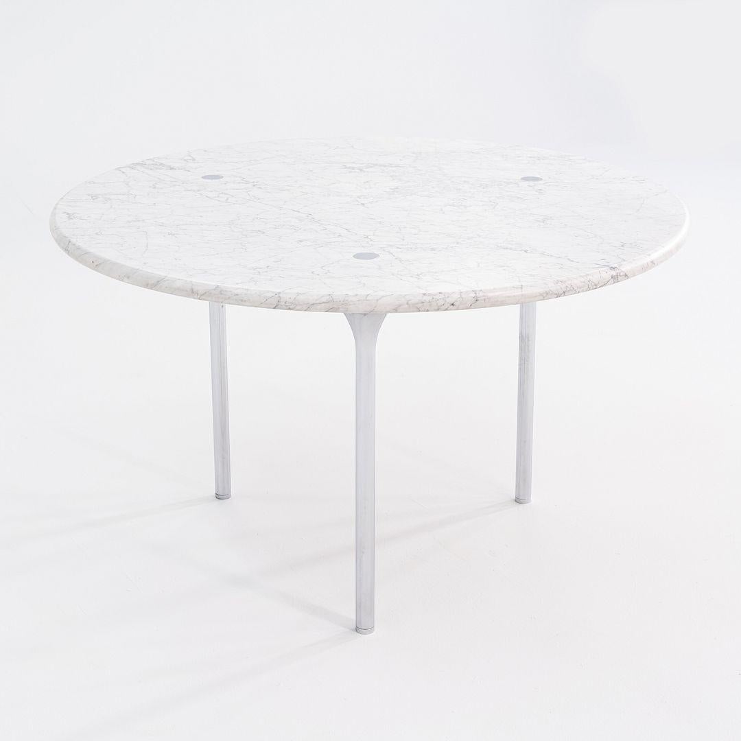 Il s'agit d'une table de salle à manger en marbre conçue par Katavalos, Littell et Kelley et produite par Laverne Originals. D'après leur catalogue de 1962, ils étaient en relation avec Stendig (Stendig est écrit en dessous) et vendaient dans leur