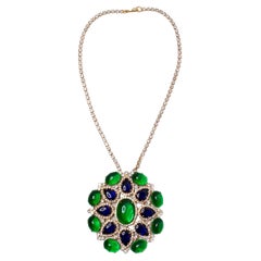 Kenneth Jay Lane, collier pendentif style Gripoix en strass, ton bijou des années 1960