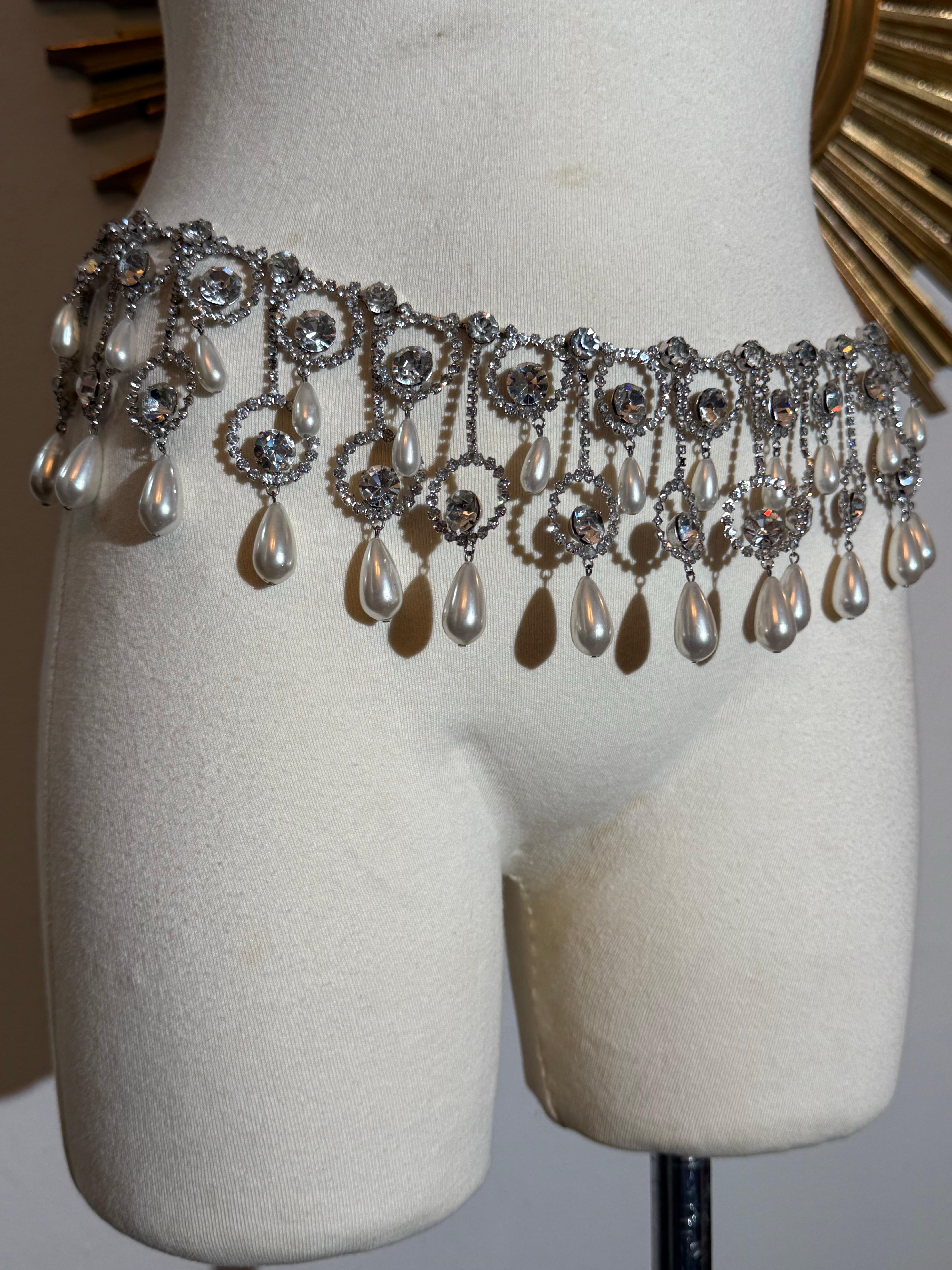Grigio 1960 Kenneth Jay Lane's Mod Hipster cintura larga con strass e perle a goccia in vendita