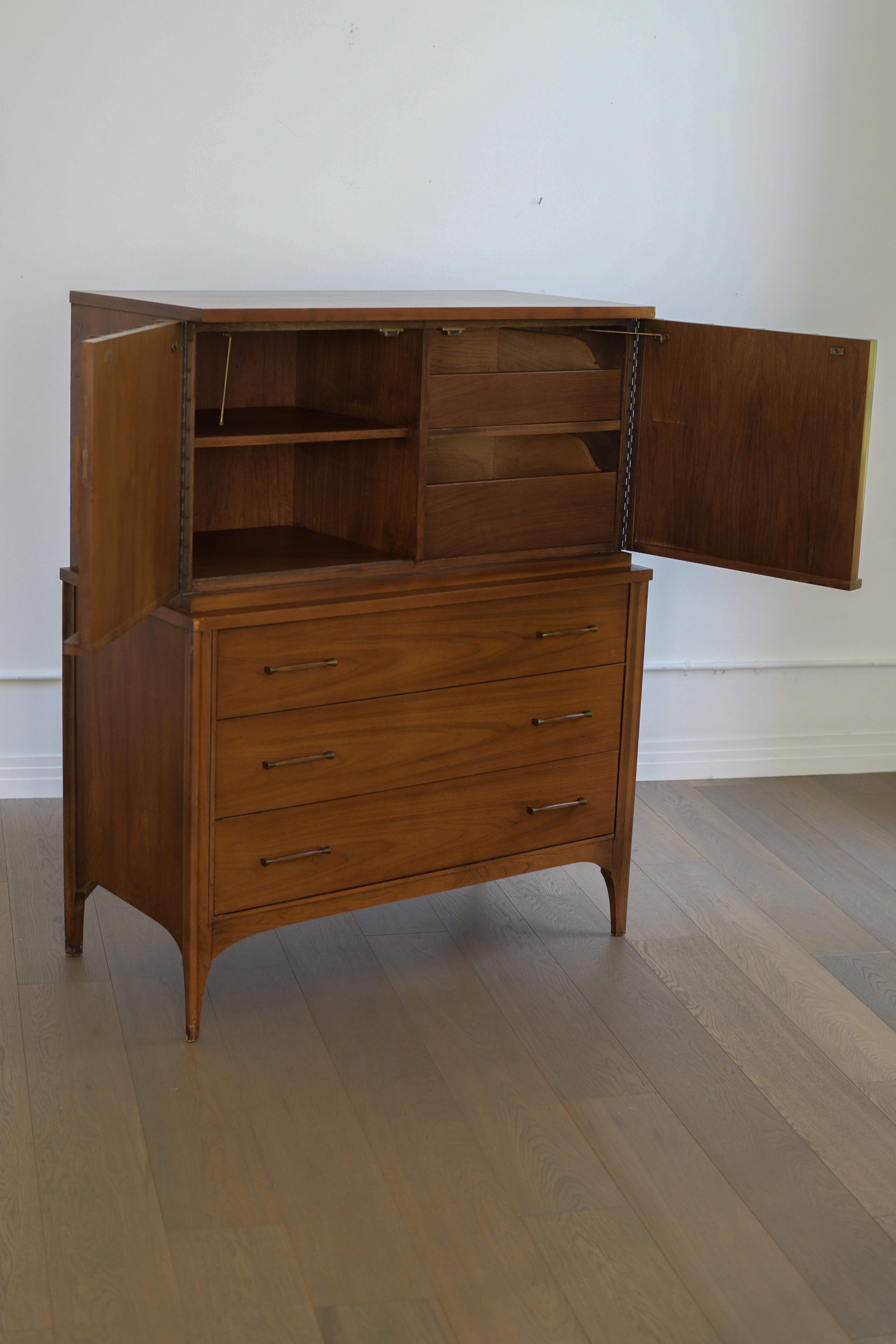 Comò highboy Kent Coffey Perspecta del 1960 In condizioni buone in vendita a Los Angeles, CA