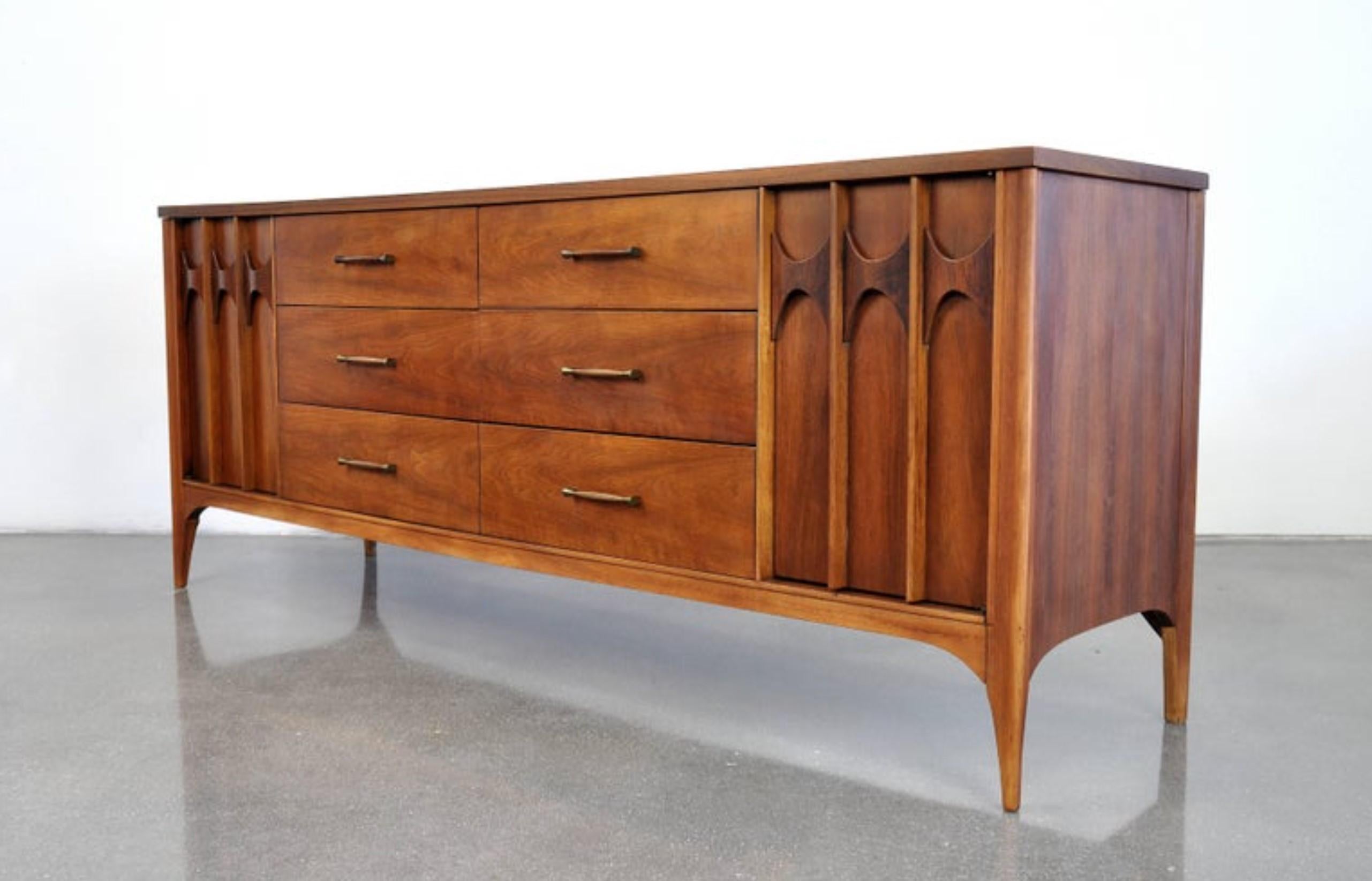 1960s Kent Coffey Perspecta Walnut & Rosewood Sculptural Long Dresser & Mirror In Good Condition In Philadelphia, PA