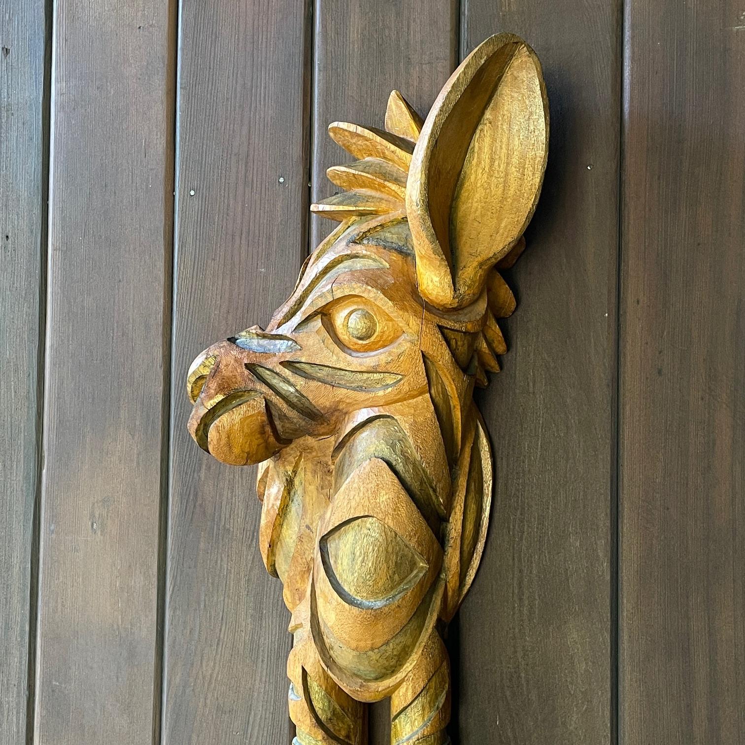 1960 Kenia Cebra Escultura de madera Colgante de pared Relieve Caprichoso Caballo esponjoso en venta 2