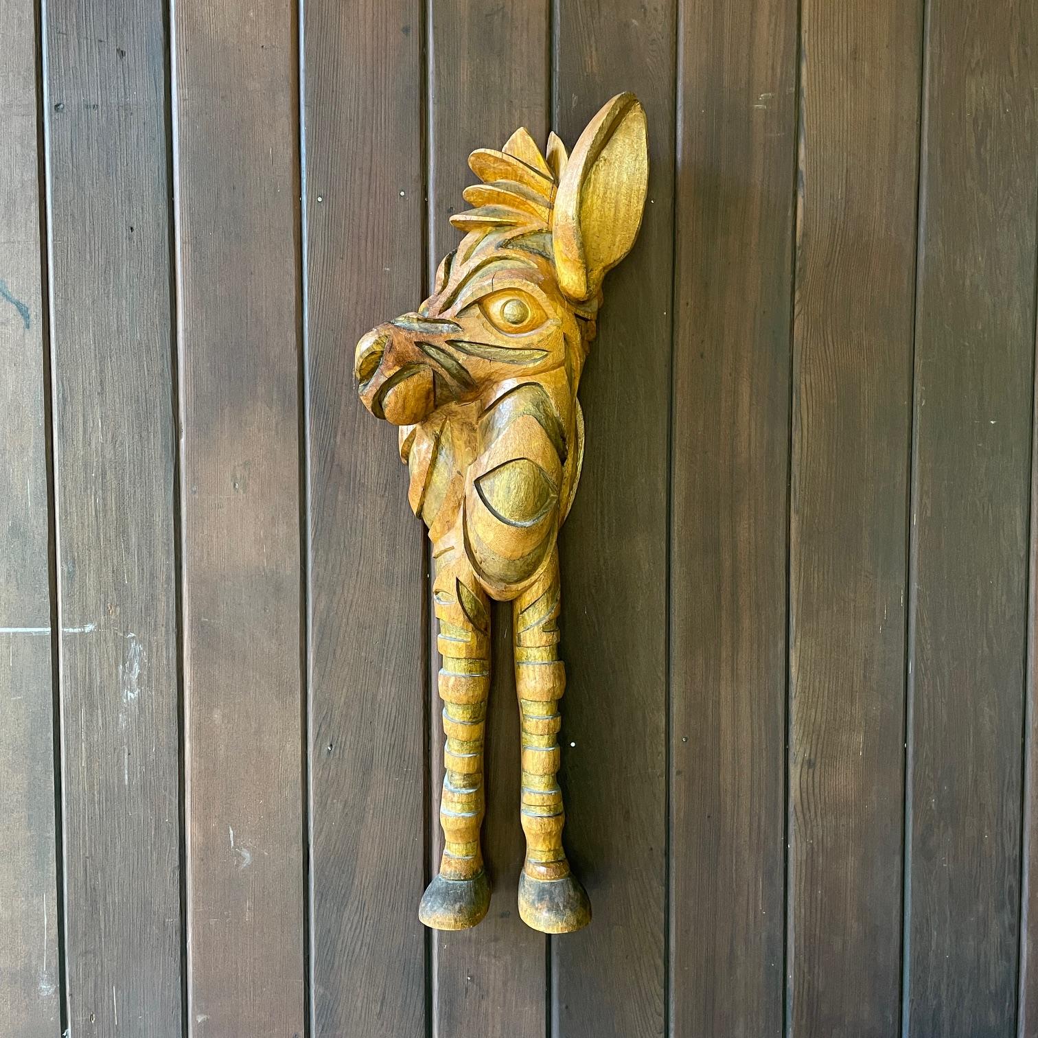 Maravilloso colgante de pared de mediados de siglo Escultura keniana de una cebra.  Buen tamaño y bien hecho.  No firmado.