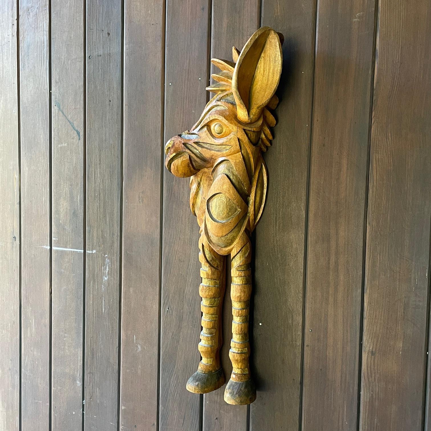1960 Kenia Cebra Escultura de madera Colgante de pared Relieve Caprichoso Caballo esponjoso Moderno de mediados de siglo en venta
