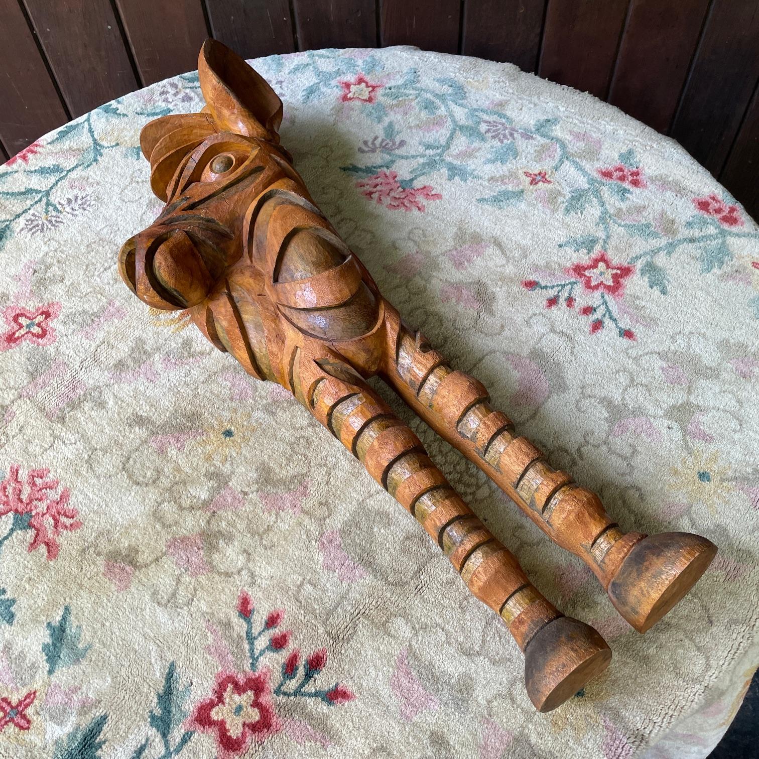 1960 Kenia Cebra Escultura de madera Colgante de pared Relieve Caprichoso Caballo esponjoso Keniano en venta