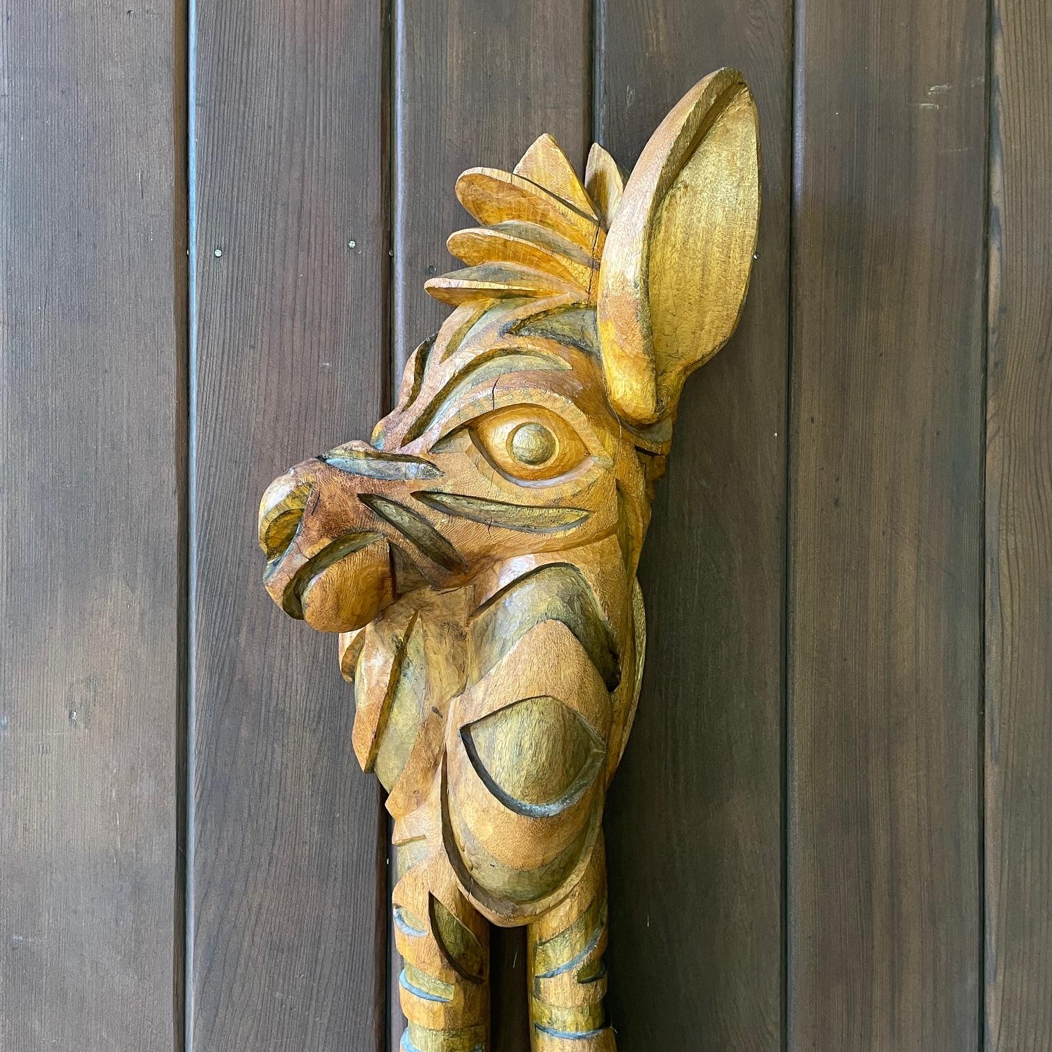 1960 Kenia Cebra Escultura de madera Colgante de pared Relieve Caprichoso Caballo esponjoso Tallado a mano en venta