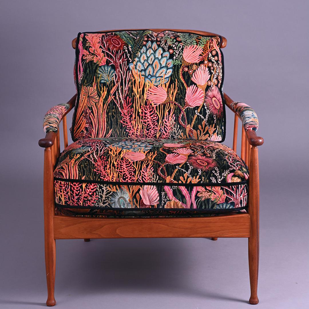 Skrindan-Sessel aus den 1960er Jahren, entworfen von Kerstin Hörlin-Holmquist für OPE Sweden. Aufgearbeitetes Gestell aus Nussbaumholz, gepolstert mit geblümtem Samtstoff von Harlequin.

Hinweis: Beim Kauf oder der Lieferung eines Artikels im