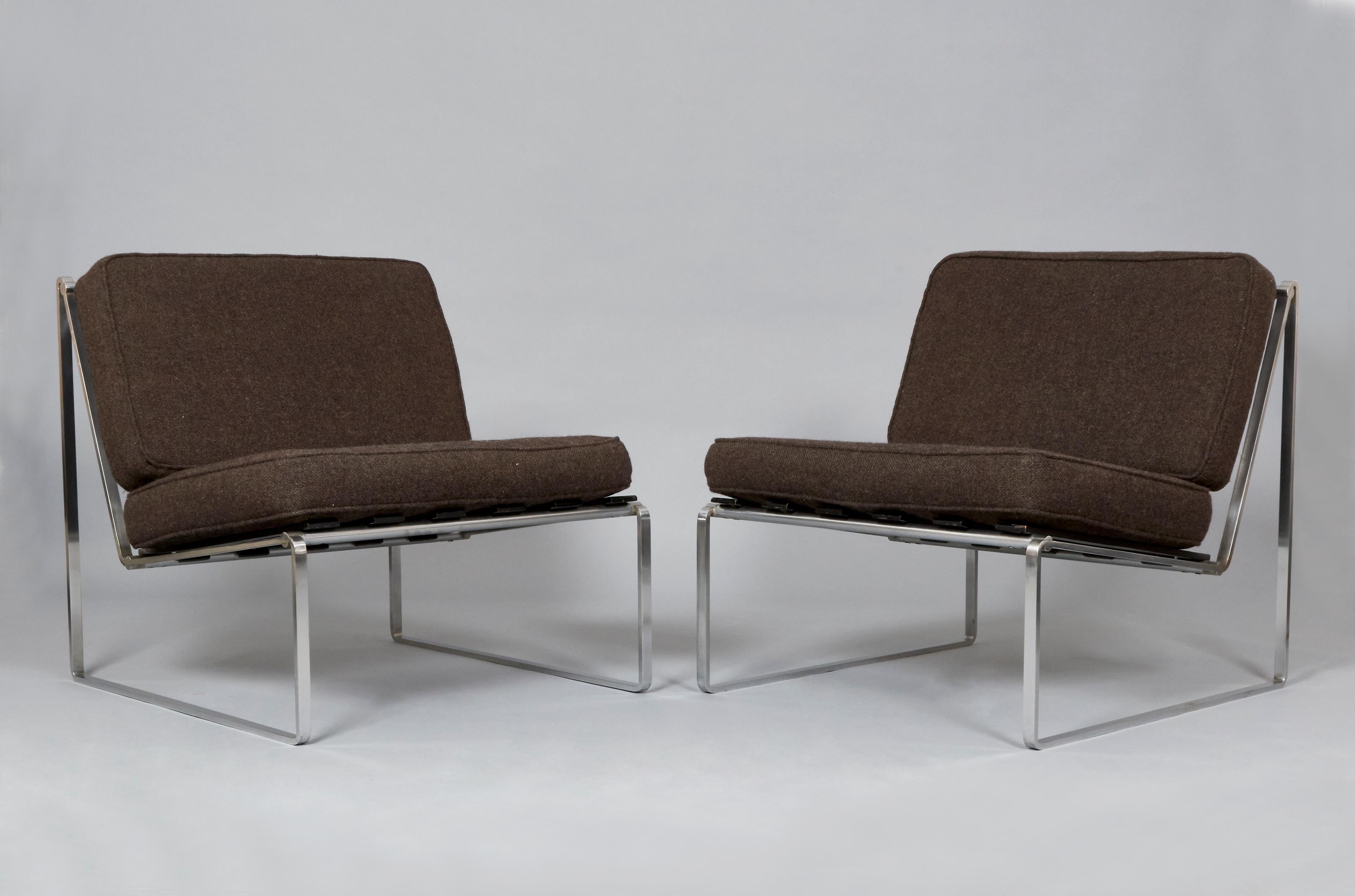 Pair of modernist easy chairs by the dutch designer Lhong Liang Ie in matt steel, black lacquered wood slats and deep gray upholstery produced by Artifort. Netherlads 1960s.

This seat represent one of the most renowned designs by Khong Liang Ie.