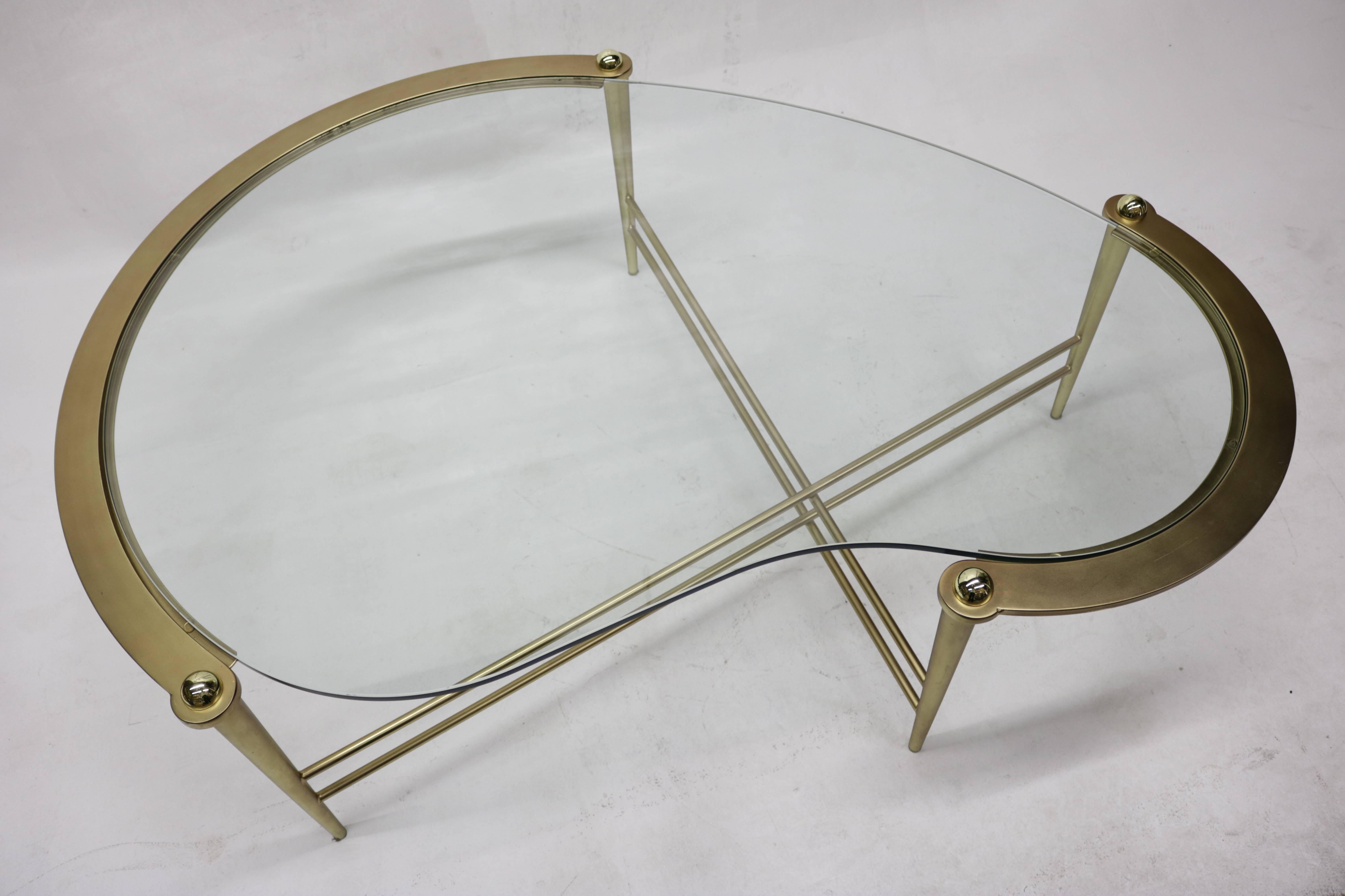 1960s Kidney Shape Top Coffee Table in Gilded Brass In Excellent Condition In Pasadena, CA