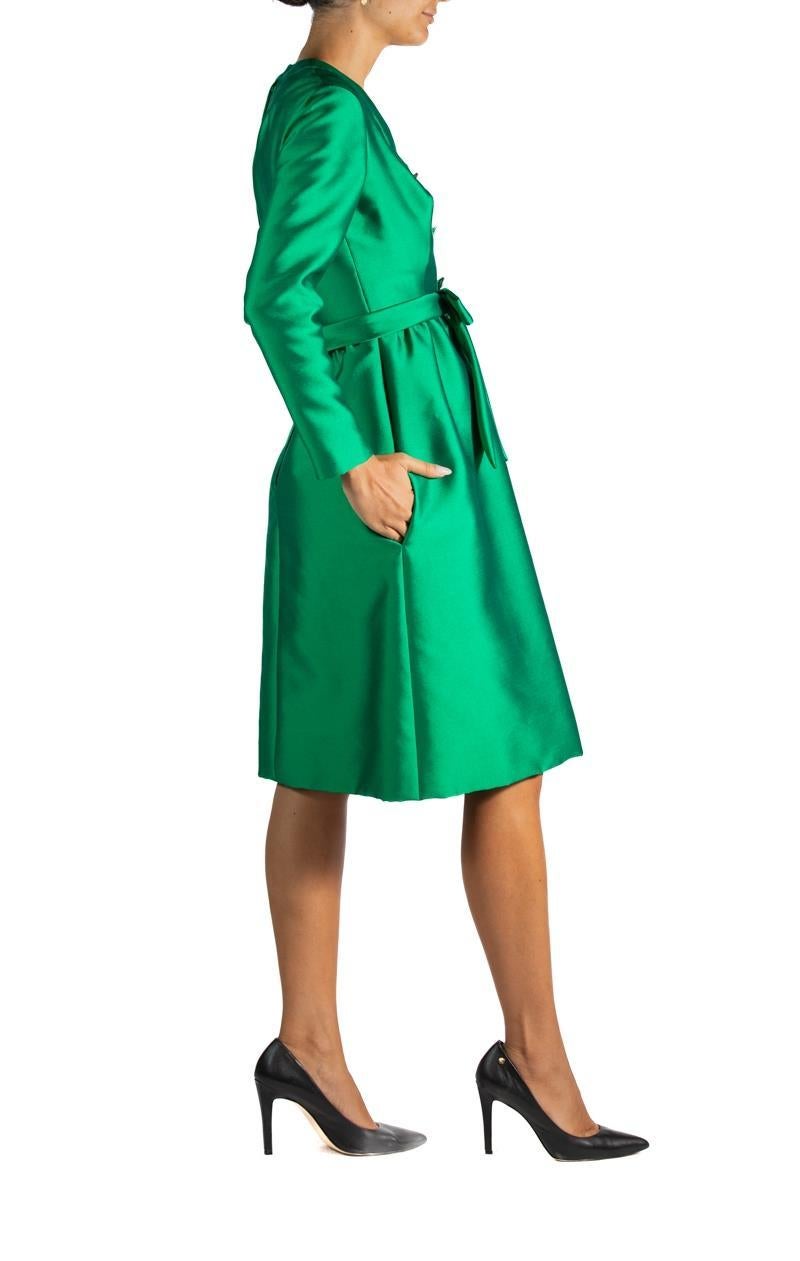 1960S Kiki Hart Vestido de cóctel de rayón y seda verde esmeralda en Excelente estado para la venta en New York, NY