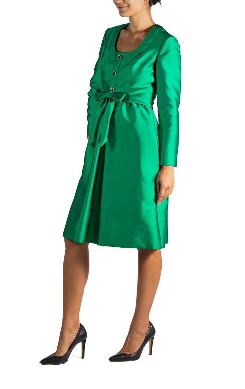 De las mujeres 1960S Kiki Hart Vestido de cóctel de rayón y seda verde esmeralda en venta
