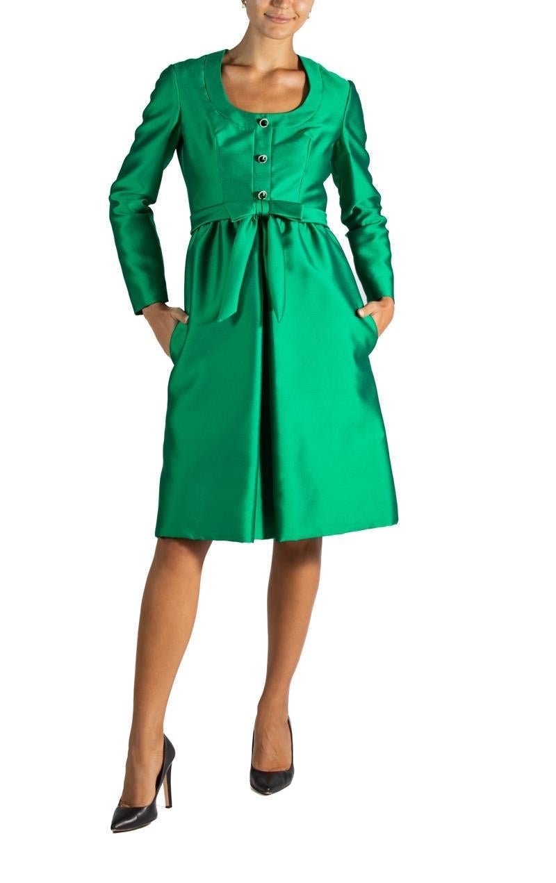 1960S Kiki Hart Vestido de cóctel de rayón y seda verde esmeralda en venta 2