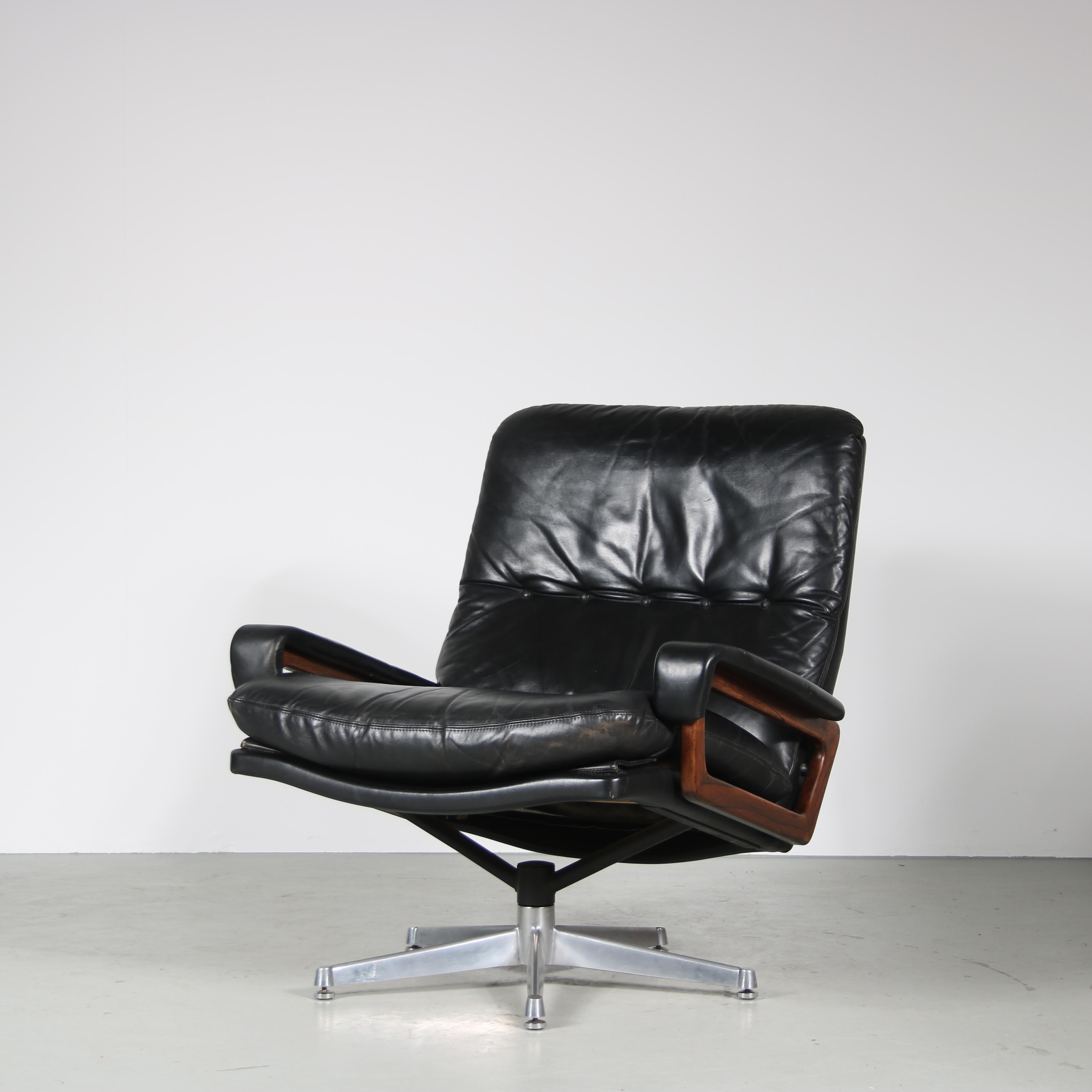 The “King” lounge chair is an impressive piece of vintage design designed by André Vandenbeuck, manufactured by Strässle in Switzerland around 1960.

It has a chrome plated crossbase with swivel mechanism. The backwards tilted seat is upholstered in