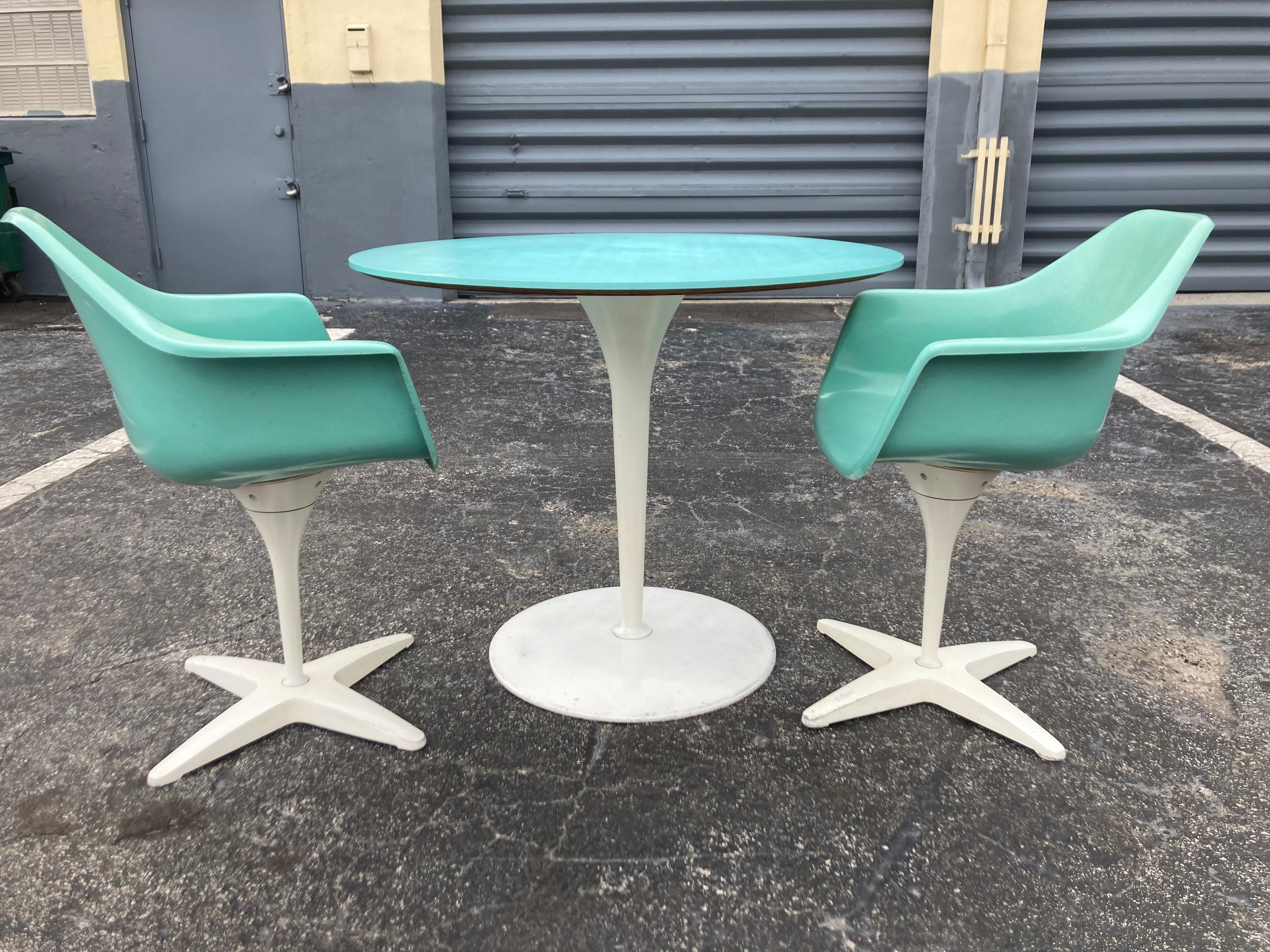 1960er Jahre Küchentischgarnitur, Stühle aus Fiberglas, Türkis, Runder Tisch, USA im Angebot 4