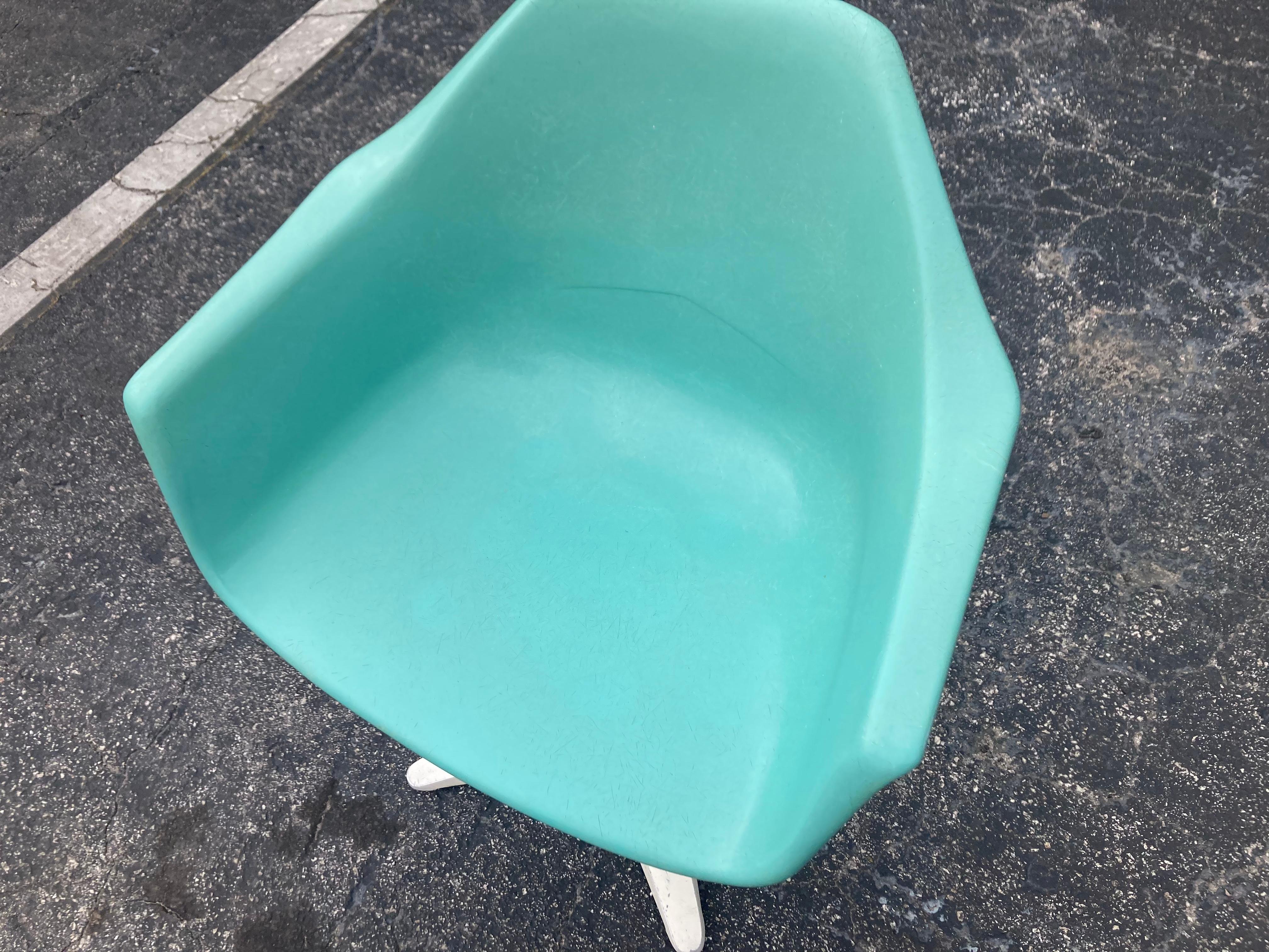 1960s Kitchen Dinette Set, Fiberglass Chairs, Turquoise, Round Table, USA For Sale 4