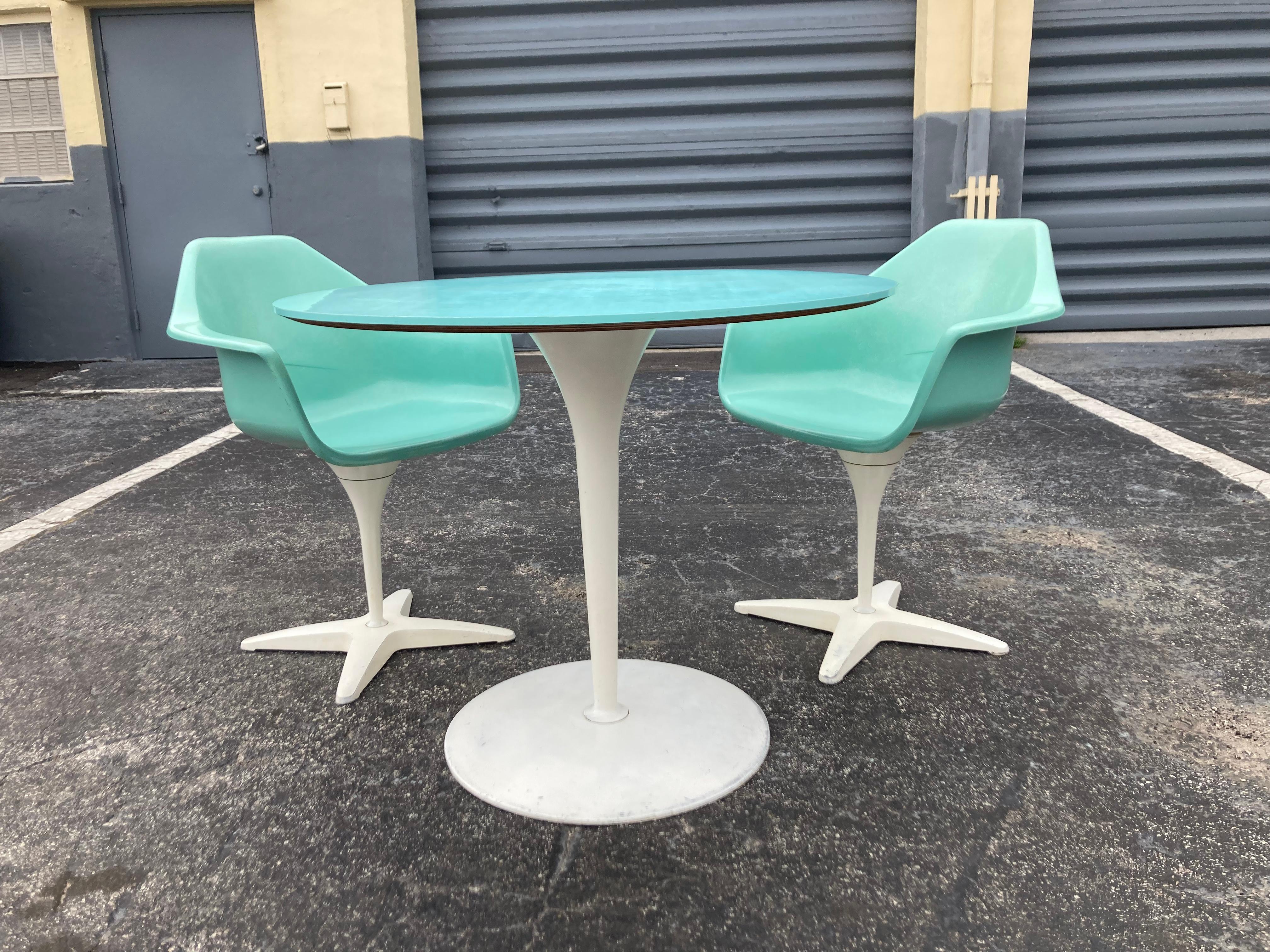 Mid-20th Century 1960s Kitchen Dinette Set, Fiberglass Chairs, Turquoise, Round Table, USA For Sale