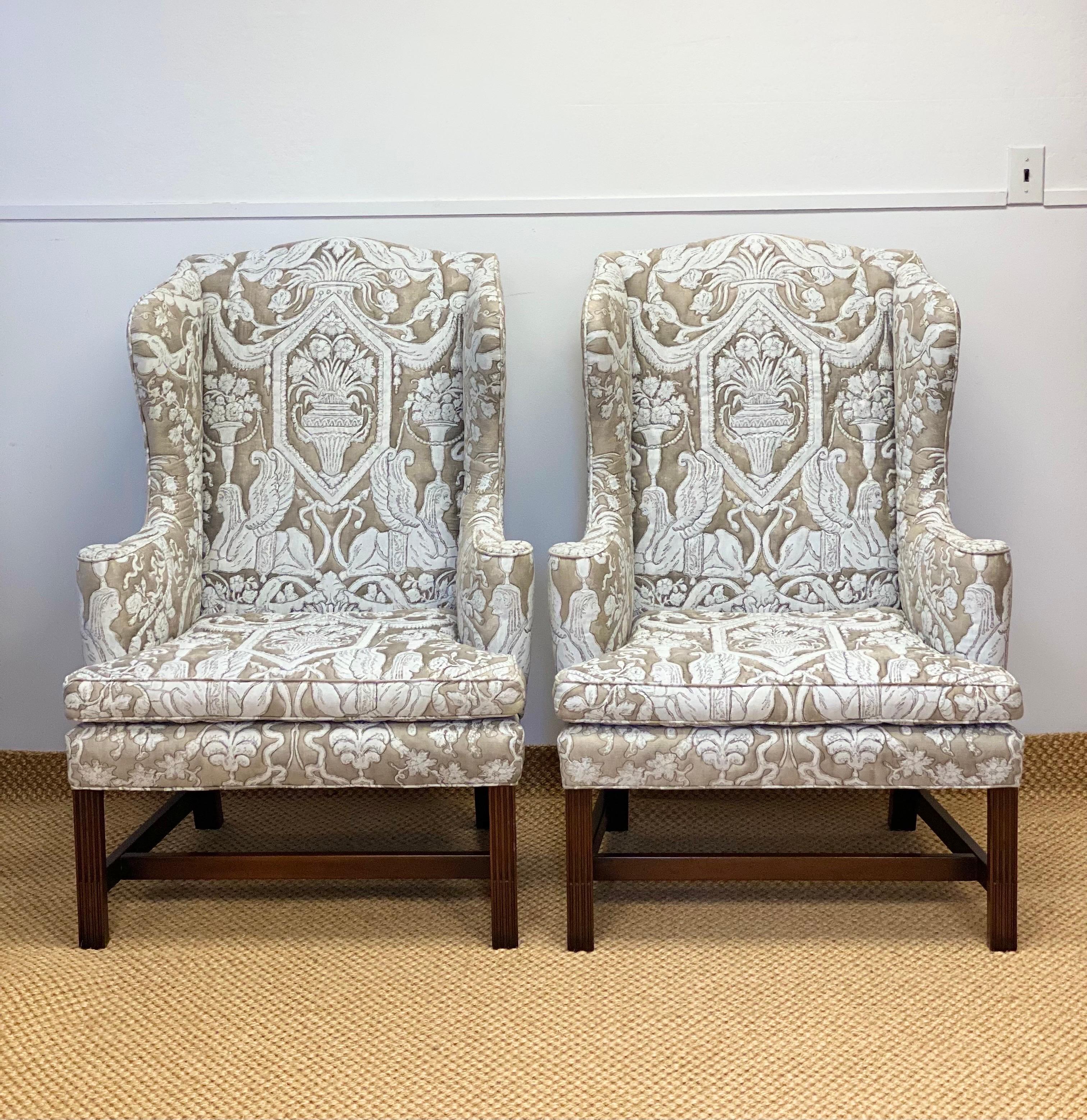 Nous avons le plaisir de vous proposer une superbe paire de chaises à dossier ailé, par Kittinger, vers les années 1960. Fondée en 1866, la société Kittinger est un fabricant américain de meubles de reproduction coloniale traditionnelle, reconnu