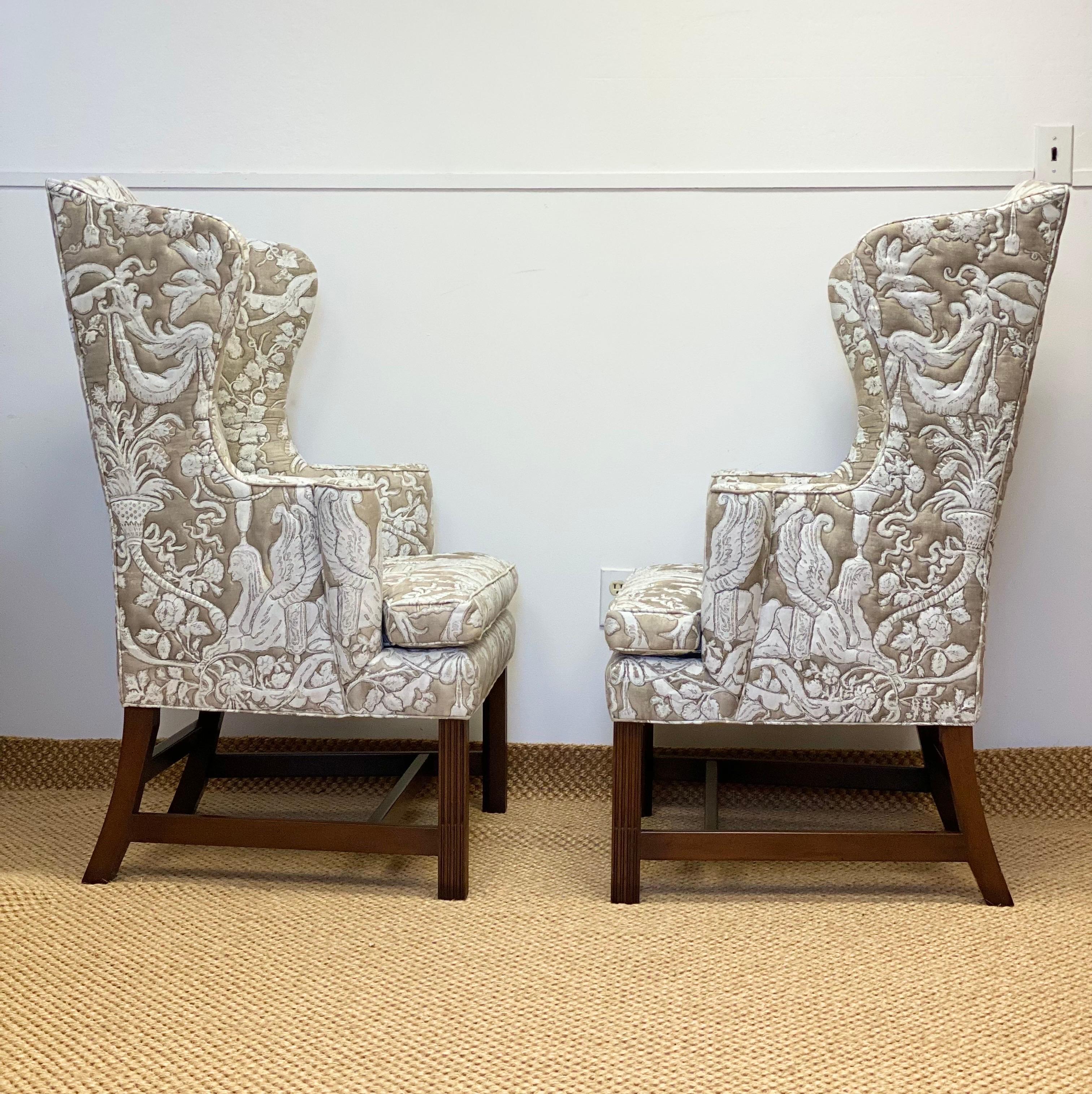 Colonial américain Kittinger Coloni Colonial Williamsburg Neoclassical Wingback Chairs 1960s - a Pair en vente