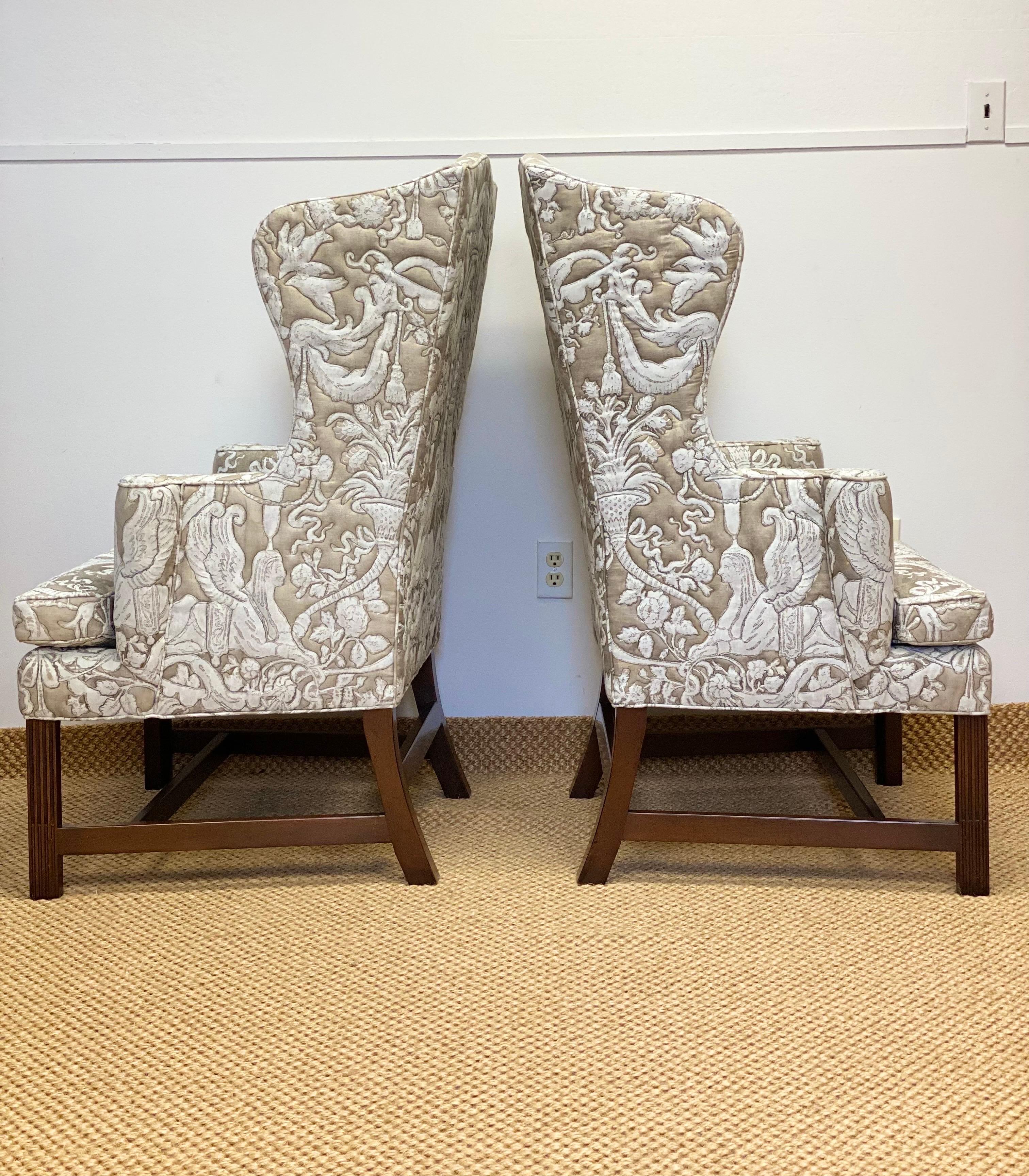 Américain Kittinger Coloni Colonial Williamsburg Neoclassical Wingback Chairs 1960s - a Pair en vente