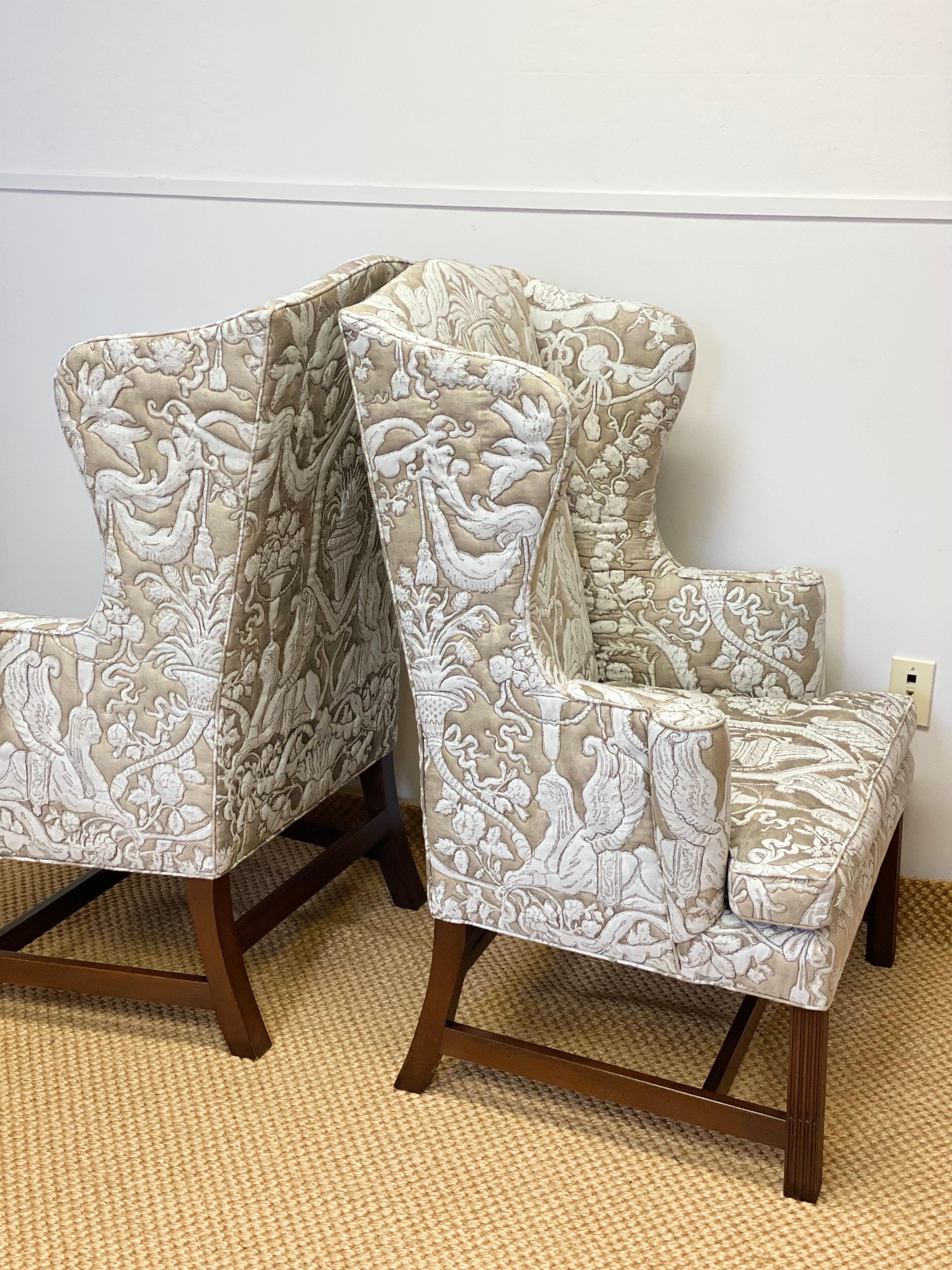 Acajou Kittinger Coloni Colonial Williamsburg Neoclassical Wingback Chairs 1960s - a Pair en vente