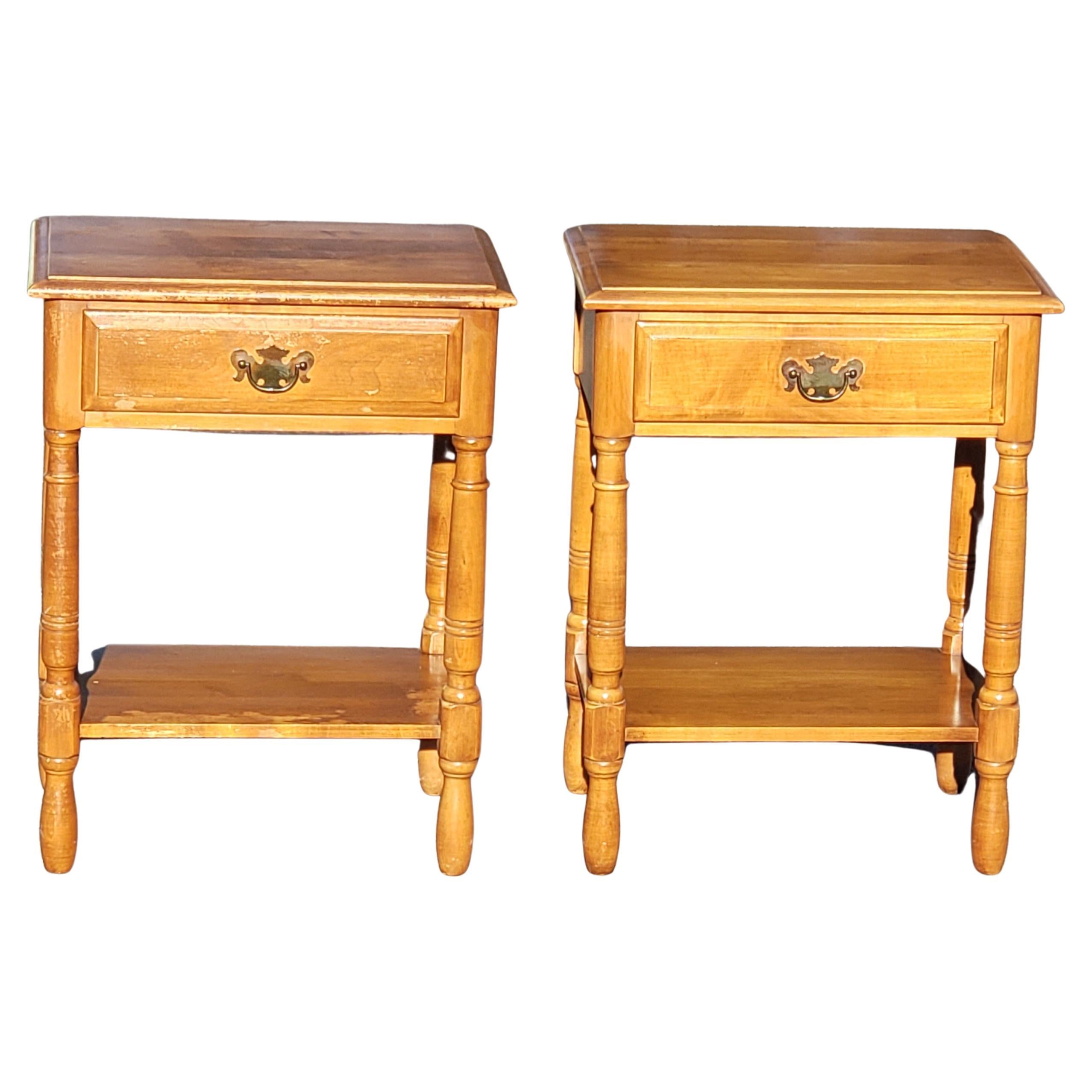 1950s Kling Solid Maple American Colonial Side Table Nighstands a Pair In Good Condition For Sale In Germantown, MD