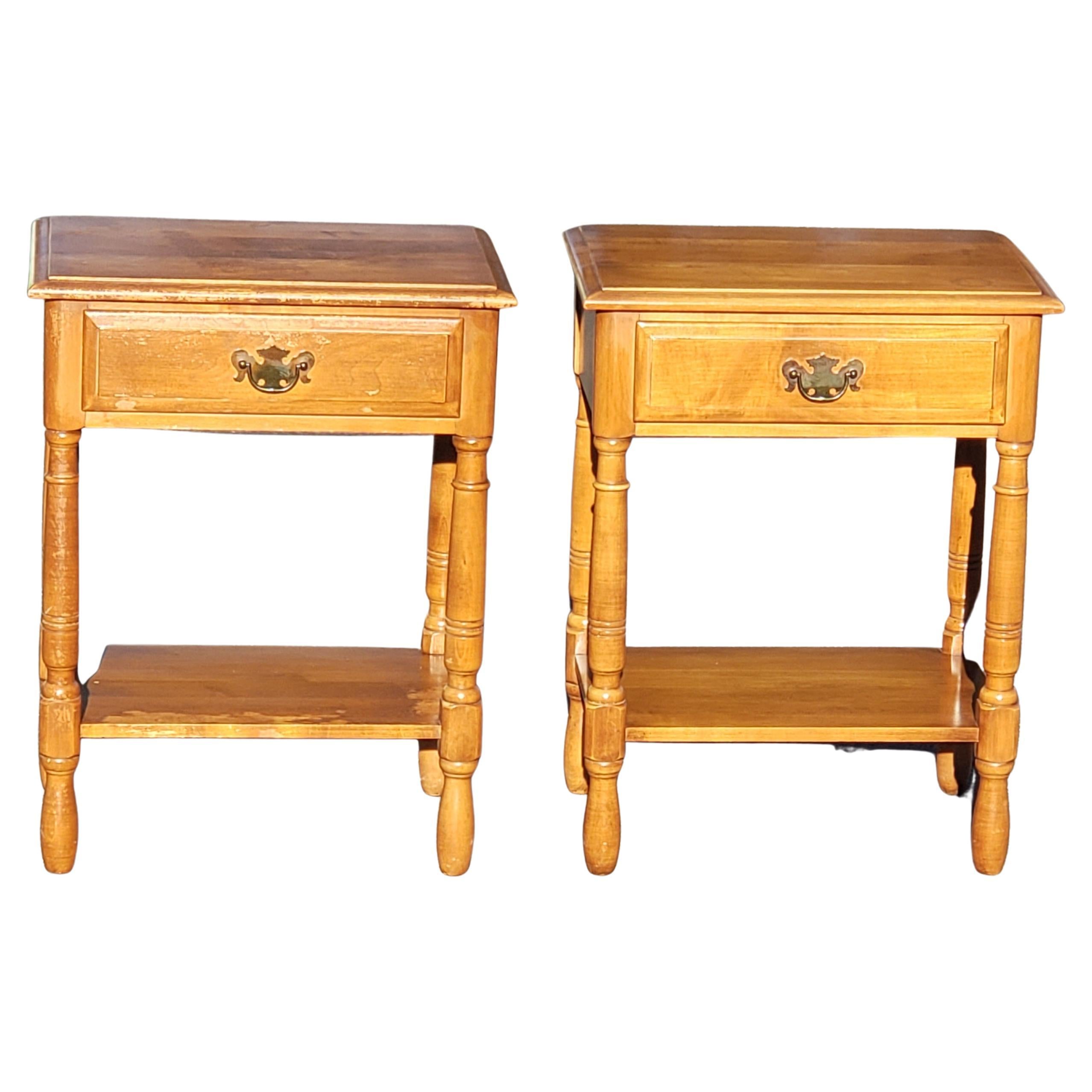 20th Century 1950s Kling Solid Maple American Colonial Side Table Nighstands a Pair For Sale
