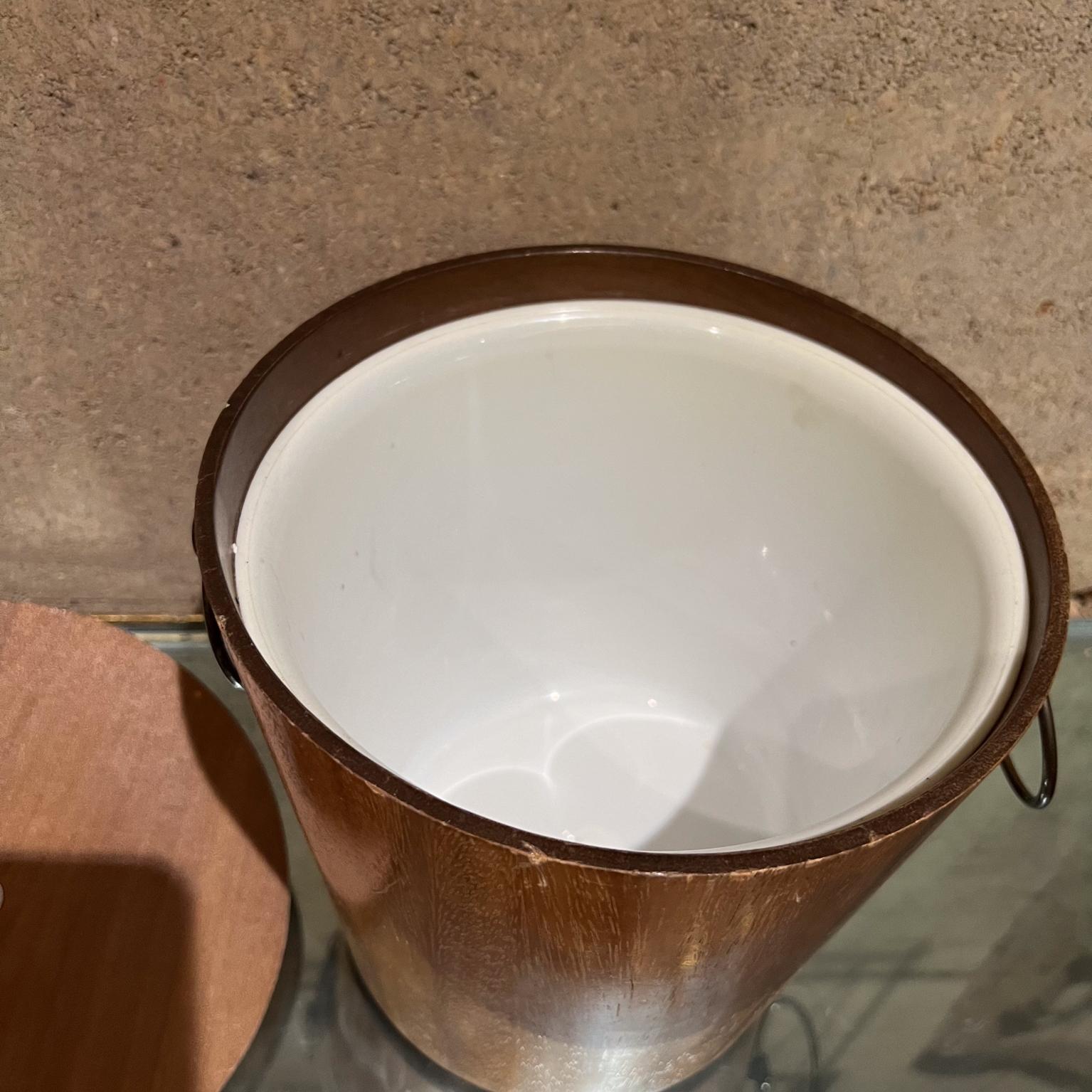 1960s KMC Barware Vintage Wood Ice Bucket Japan In Good Condition For Sale In Chula Vista, CA