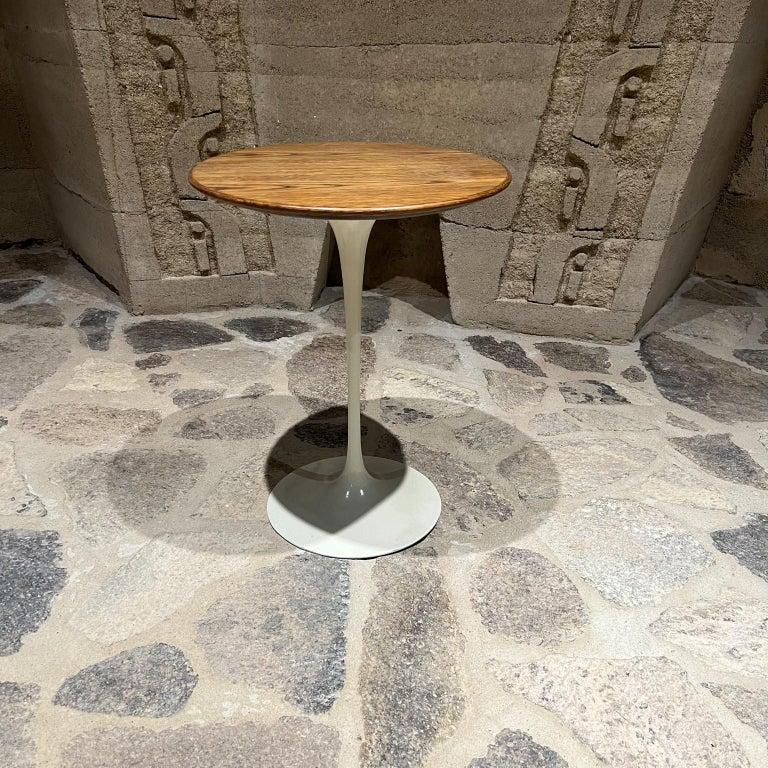 AMBIANIC präsentiert
Tulpen-Beistelltisch aus den 1960er Jahren, entworfen von Eero Saarinen für Knoll.
Weißer Sockel mit runder Eichenplatte.
Fabelhafter, restaurierter Vintage.
Entworfen von Eero Saarinen 1957
20,75 hoch x 16 Durchmesser
Kein