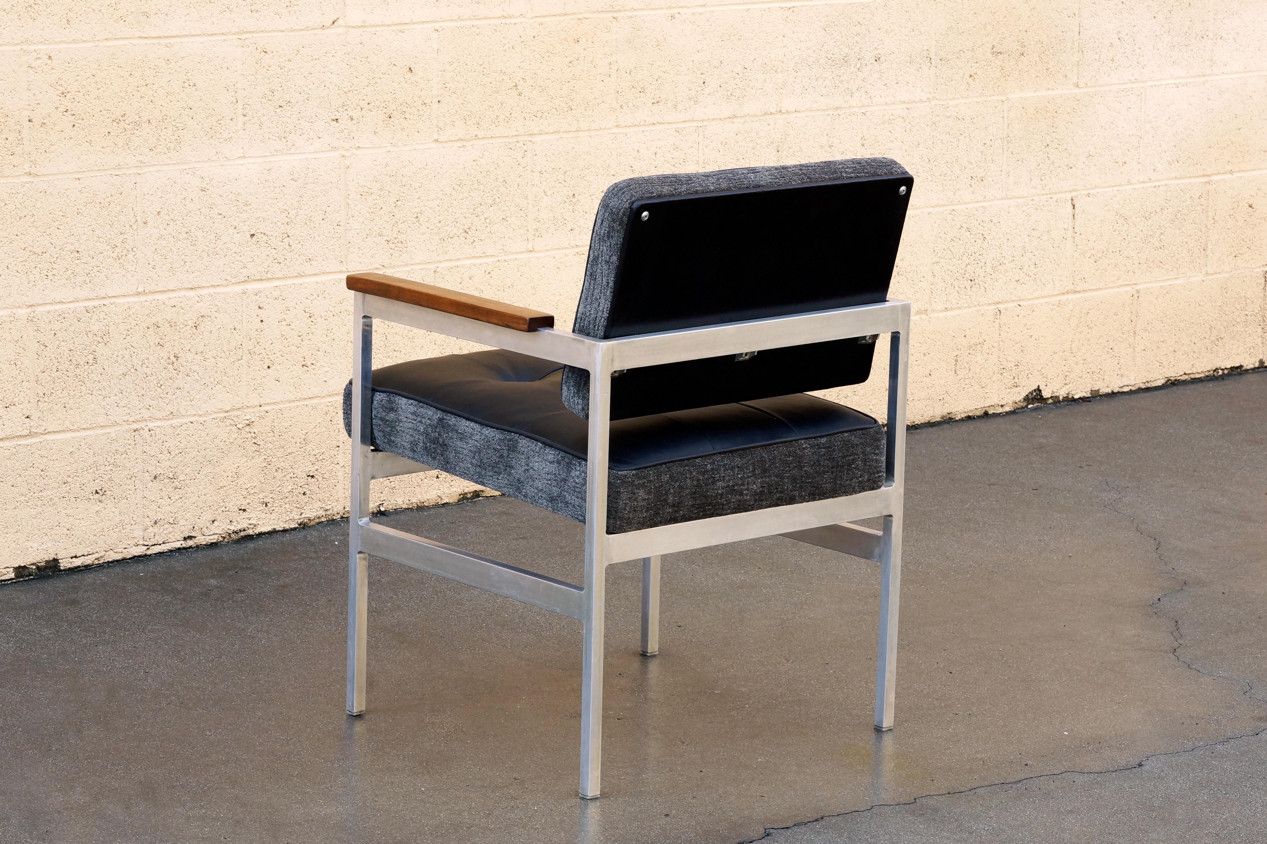 1960s Knoll Style Armchair in Aluminium, Leather and Walnut In Good Condition In Alhambra, CA