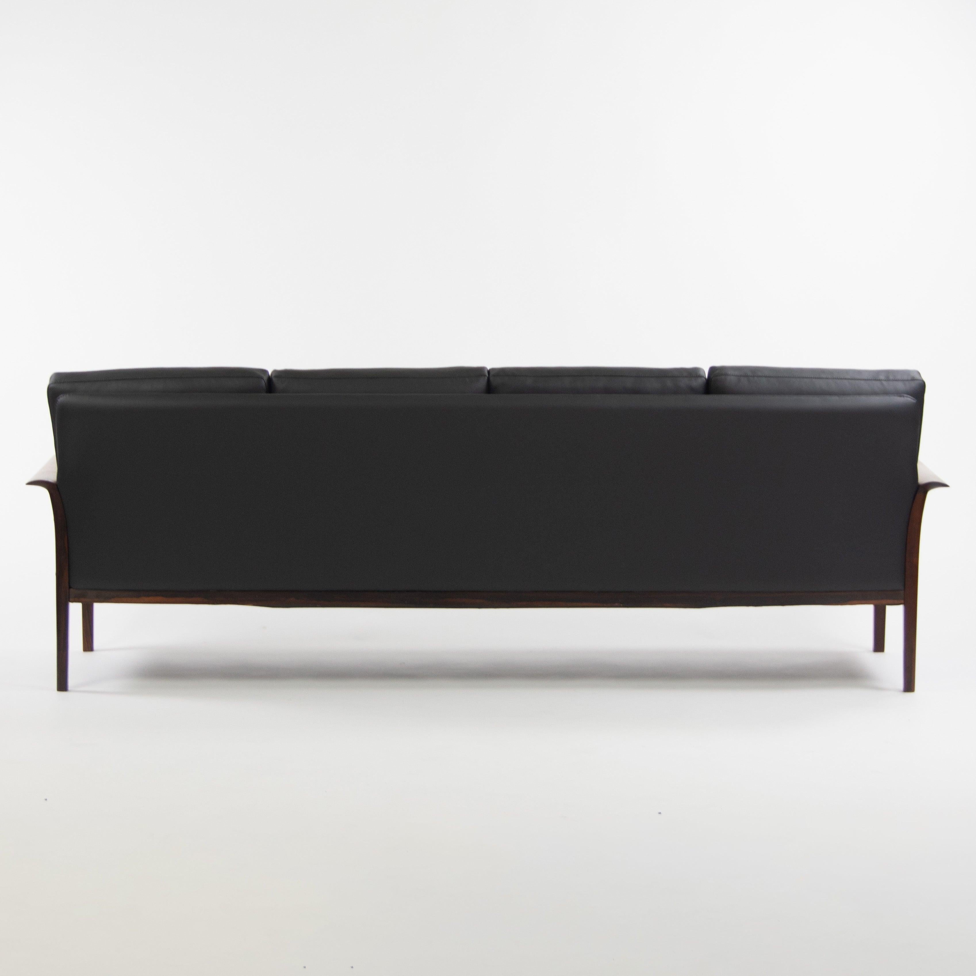 1960er Knut Saeter Rosenholz-Sofa für Vatne Mobler Norwegen, neu, schwarze Polsterung (Kunstleder) im Angebot