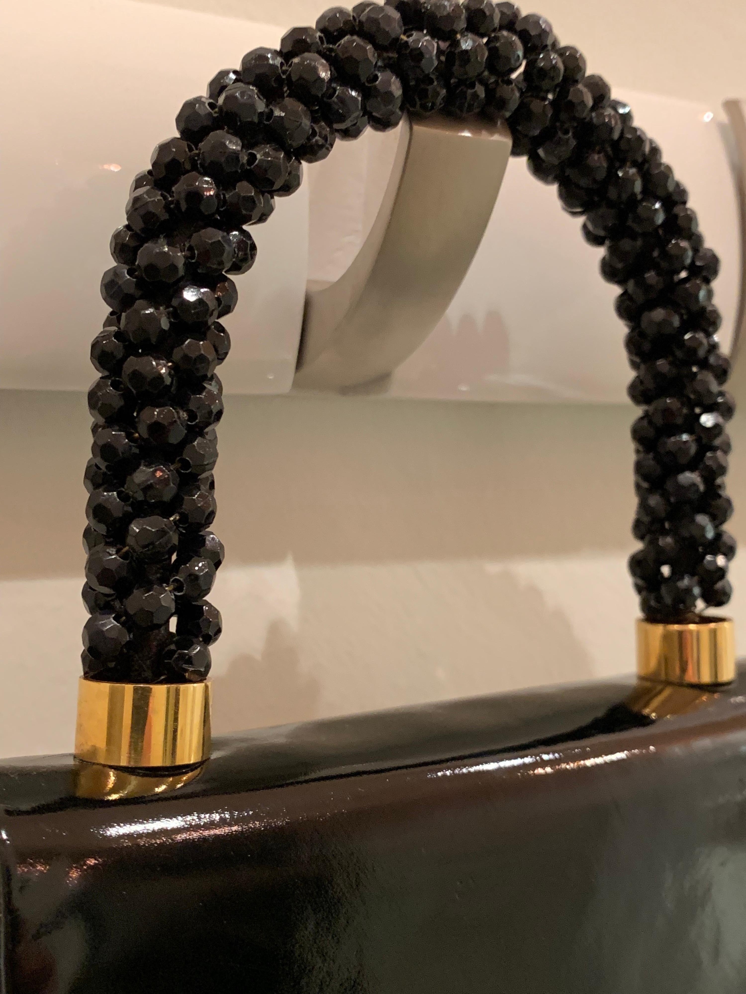 Noir Koret - Sac à main en cuir verni noir véritable avec poignée en perles noires facettées, années 1960  en vente